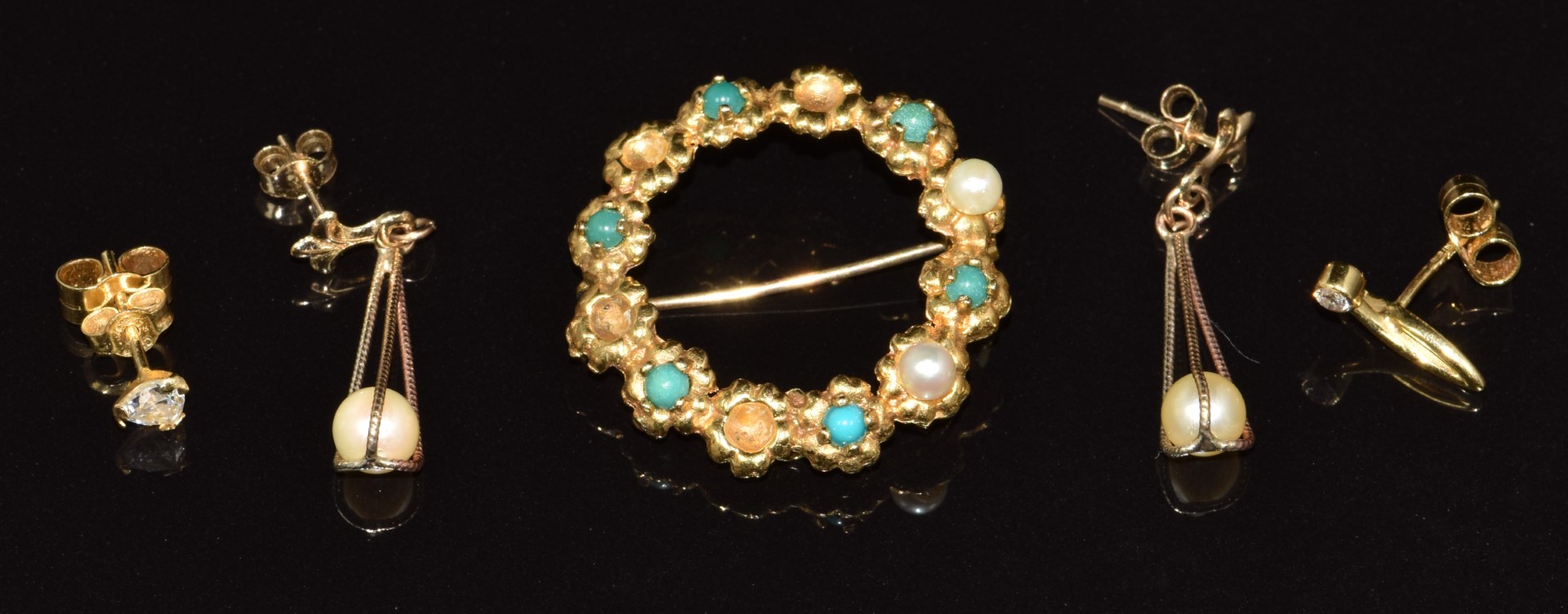 A 9ct gold brooch set with turquoise and pearls, a pair of 9ct gold earrings (4.4g) and two single - Image 2 of 5