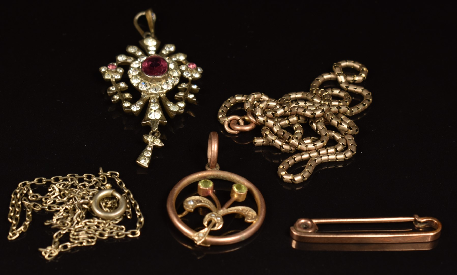 A 9ct gold pendant (1.6g), coral necklace, 9ct gold brooch set with a garnet, 9ct rose gold - Image 4 of 4