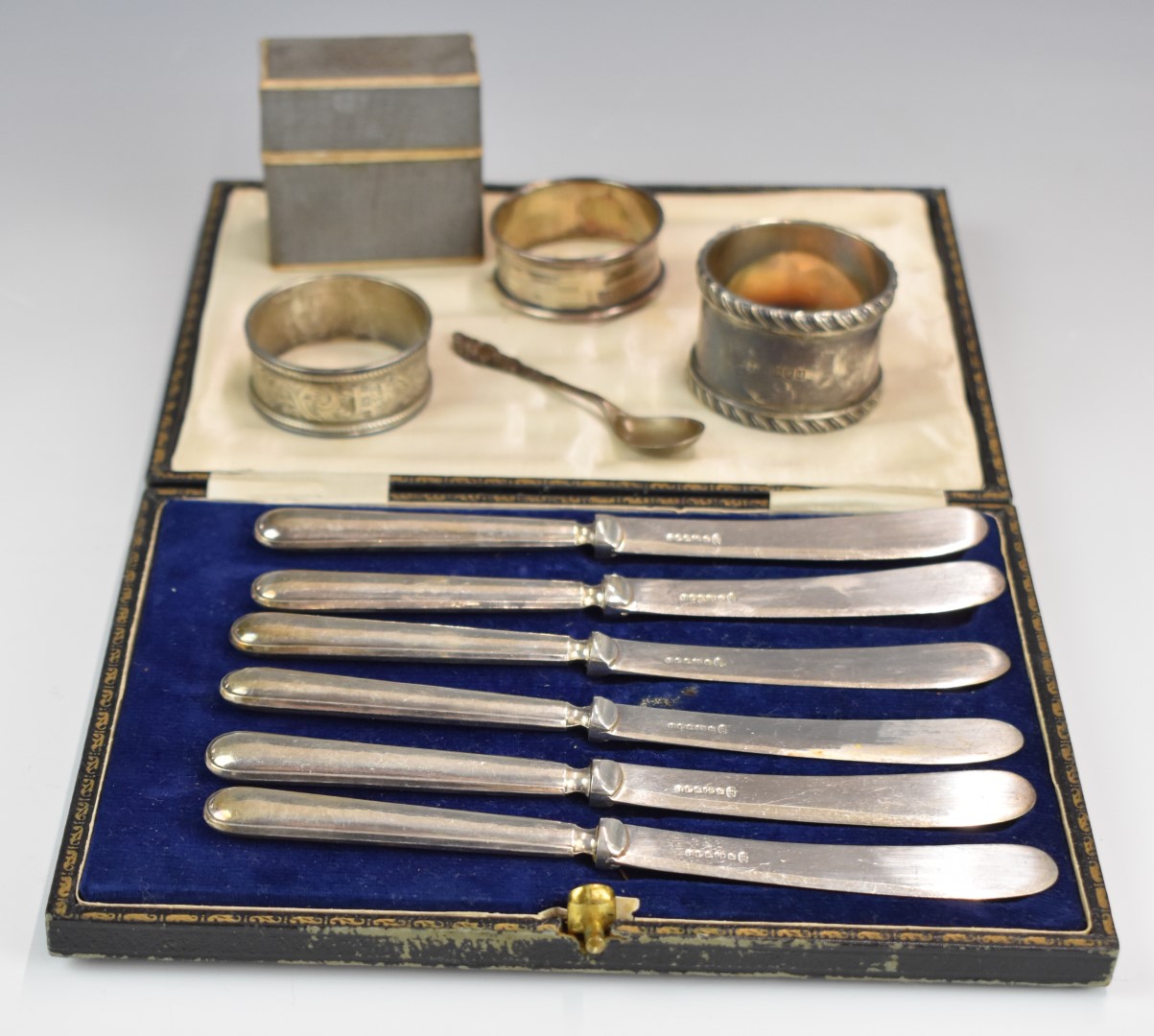 Hallmarked silver items comprising three various napkin rings, salt or mustard spoon and a cased set - Image 2 of 7