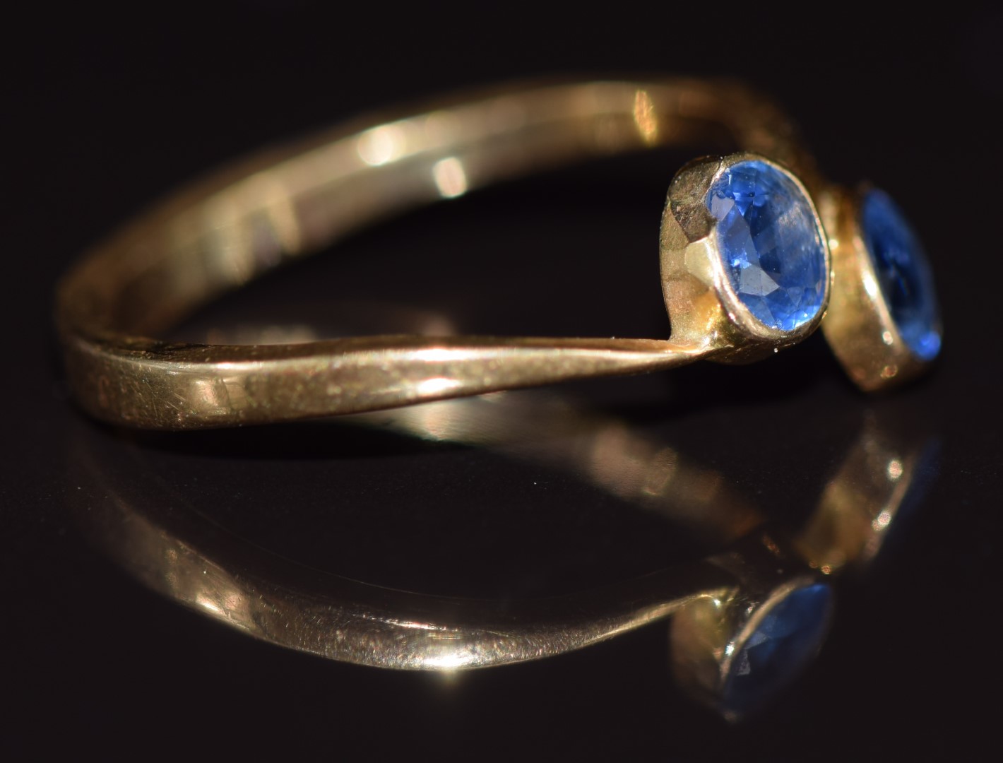 An 18ct gold ring set with two cornflower blue sapphires, 1.9g, size J - Image 2 of 2