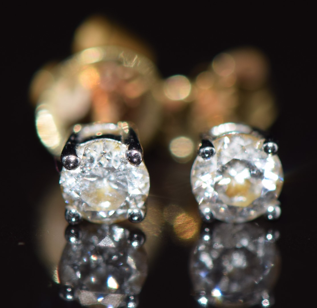 A pair of 18ct gold earrings set with a diamond of approximately 0.15ct to each, 0.8g 1.2cm