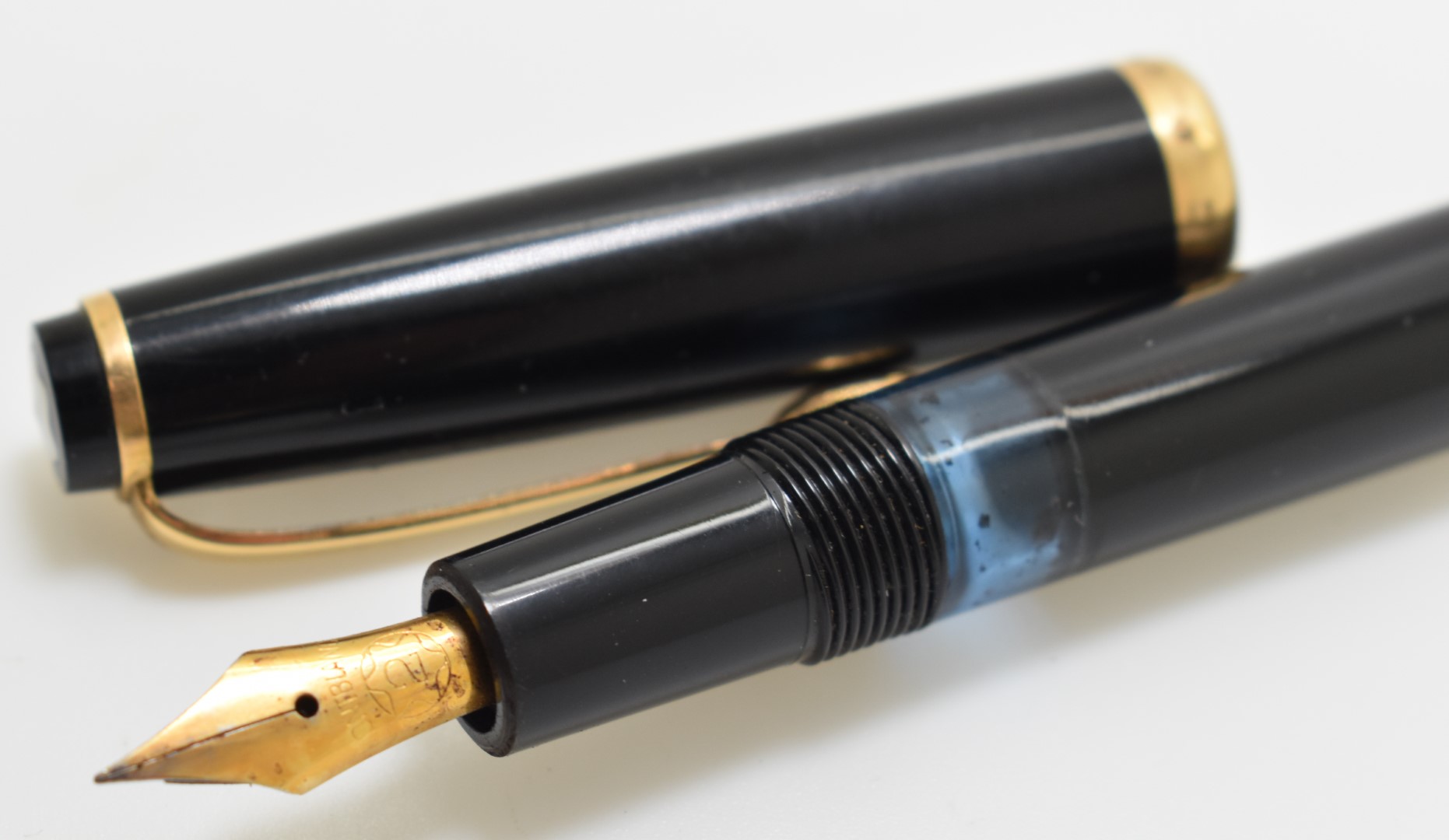 Montblanc 342 fountain pen with number 2 nib, black resin body and gold plated fittings, in original - Image 4 of 10