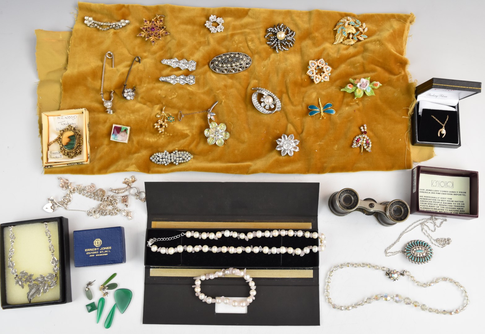 A collection of jewellery including vintage brooches, 9ct gold horseshoe pendant set with a pearl on