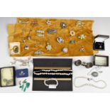 A collection of jewellery including vintage brooches, 9ct gold horseshoe pendant set with a pearl on