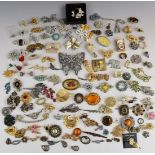 Over one hundred vintage costume jewellery brooches including Ermani Bulatti, Sarah Coventry, Mark