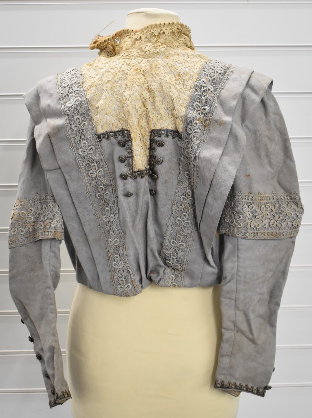 Victorian silk jacket with lace collar and trim, size small - Image 5 of 16