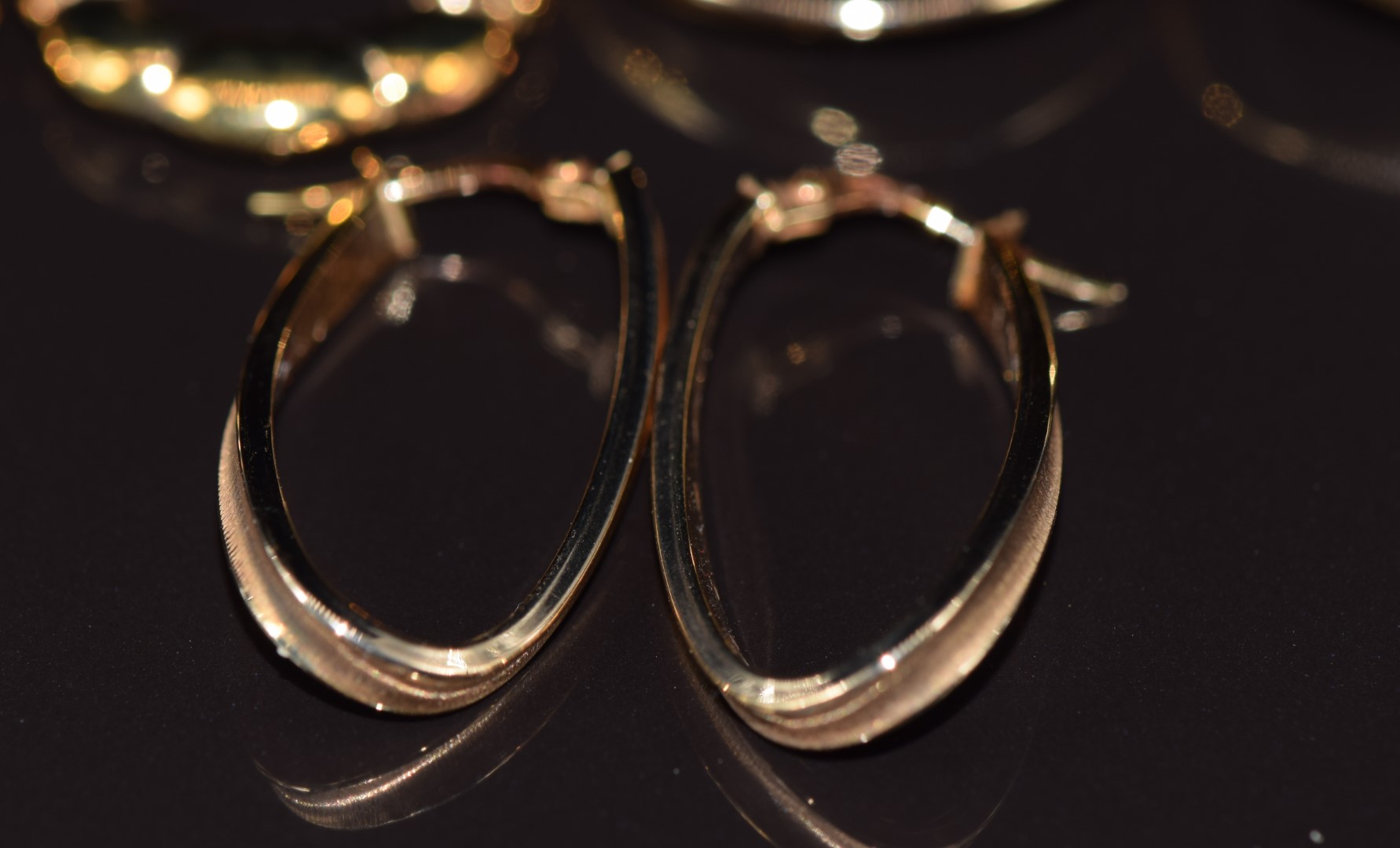 Three pairs of 9ct gold hoop earrings, 4.7g - Image 3 of 3