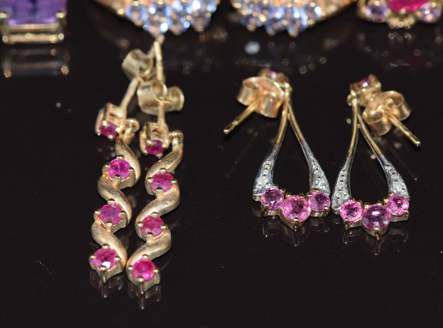 Five pairs of 9ct gold earrings set with amethysts, rubies, and tanzanites, 12.3g - Image 5 of 5