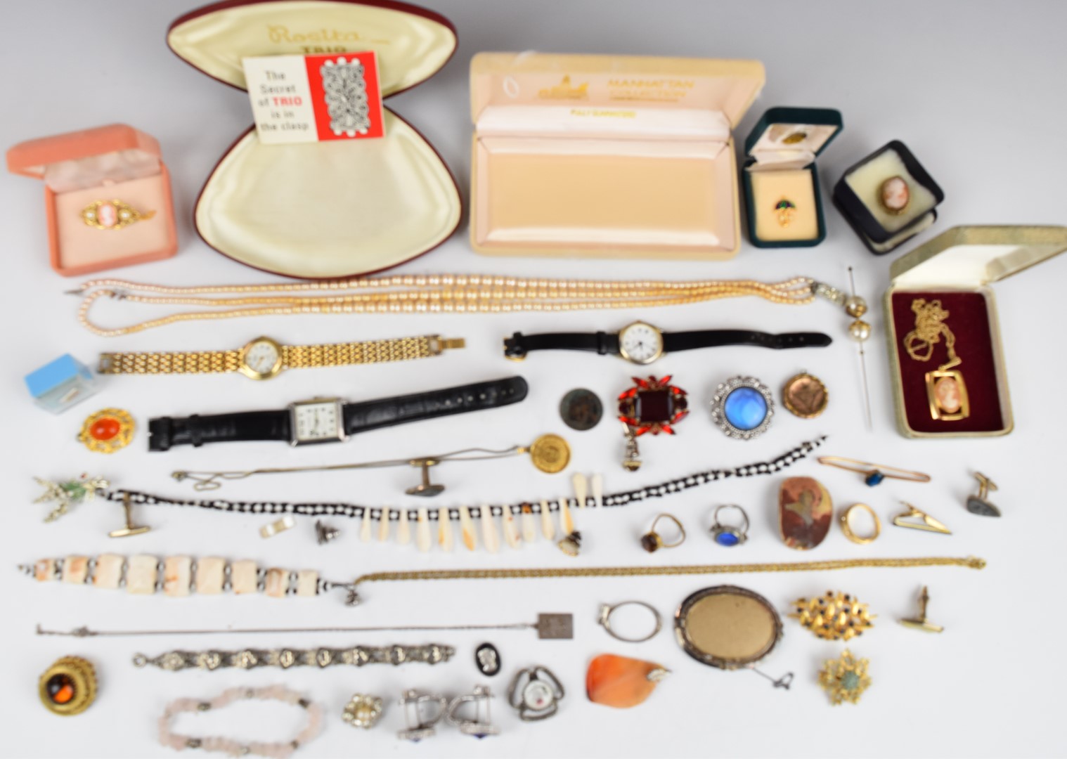 A collection of jewellery including vintage brooches, Exquisite brooches, yellow metal chain, silver