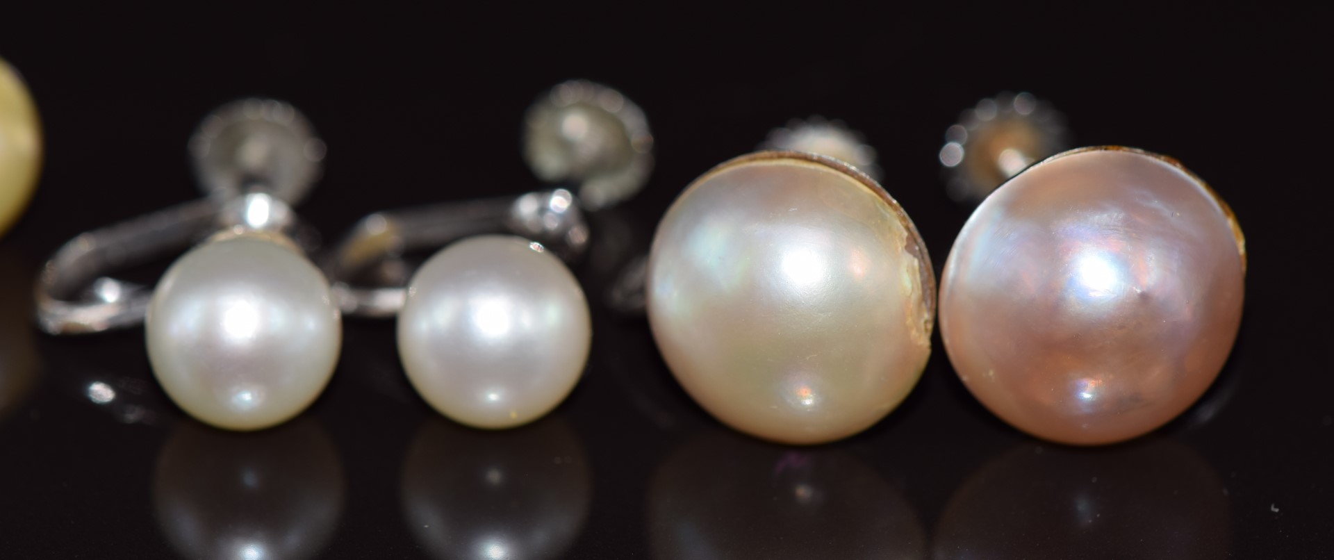 Two pairs of 9ct white gold earrings, one pair set with a diamond and pearl to each and the other - Image 3 of 3