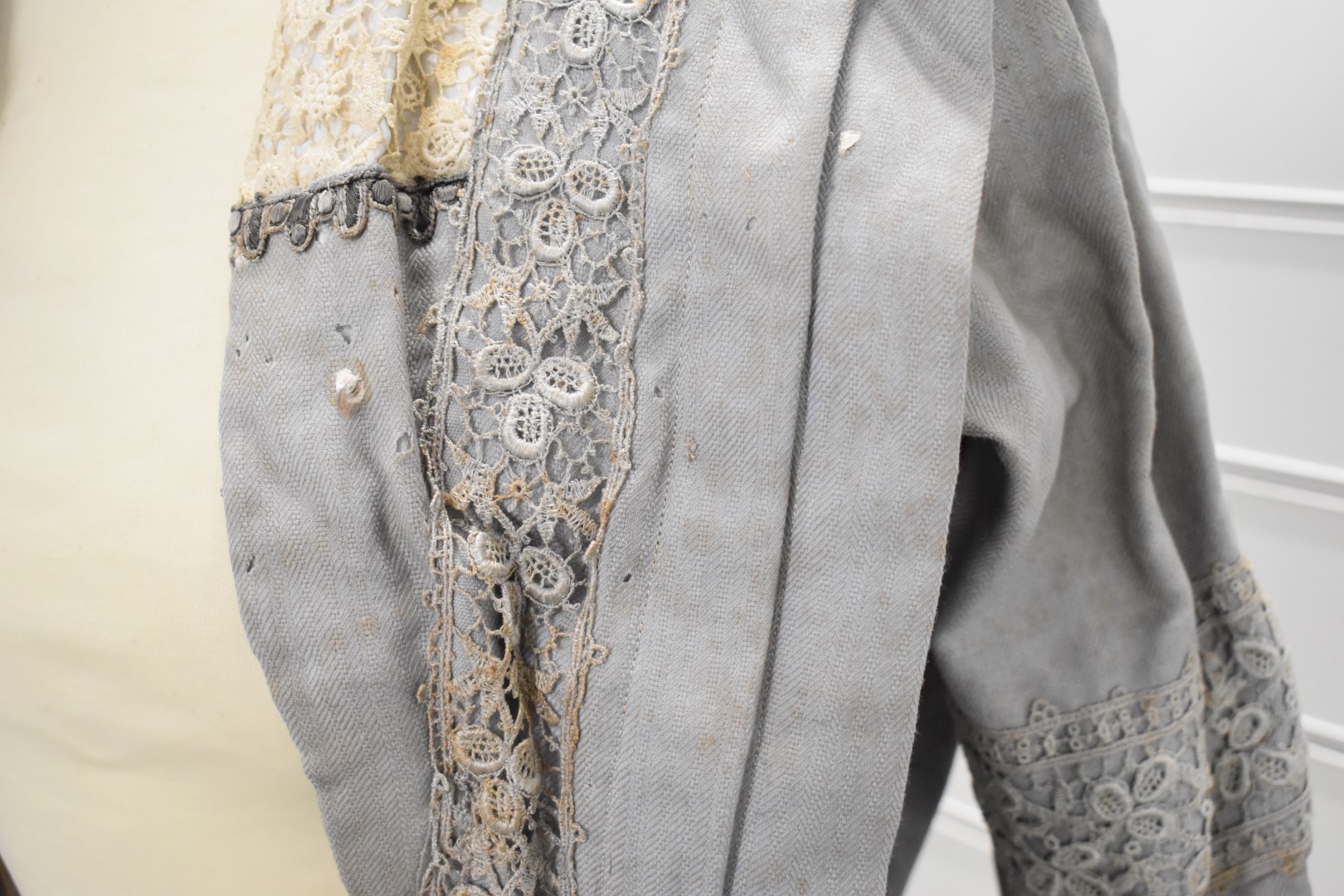 Victorian silk jacket with lace collar and trim, size small - Image 12 of 16