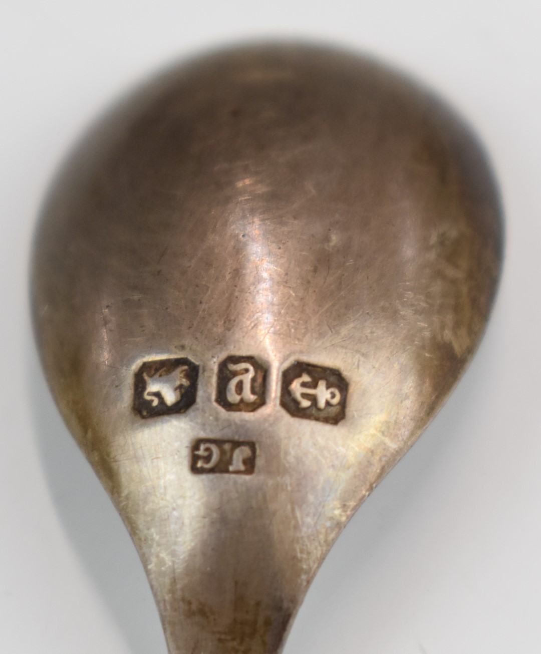 Hallmarked silver items comprising three various napkin rings, salt or mustard spoon and a cased set - Image 7 of 7