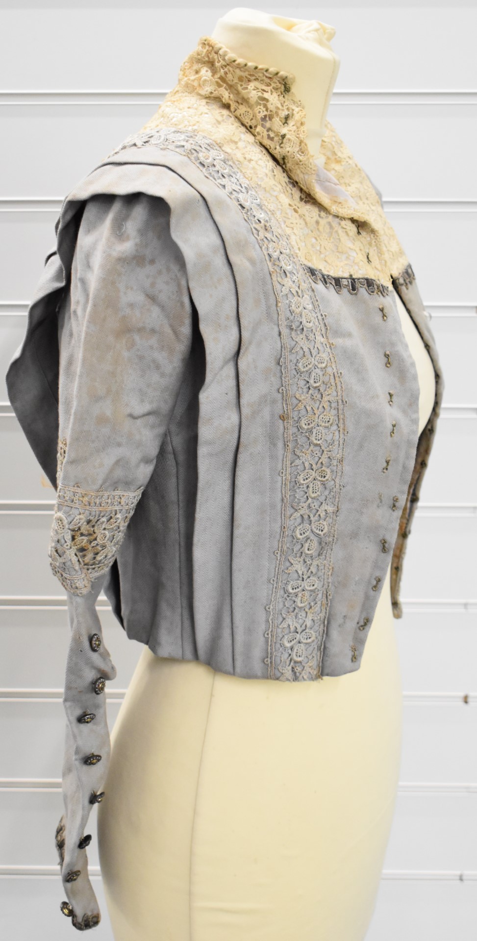 Victorian silk jacket with lace collar and trim, size small - Image 4 of 16