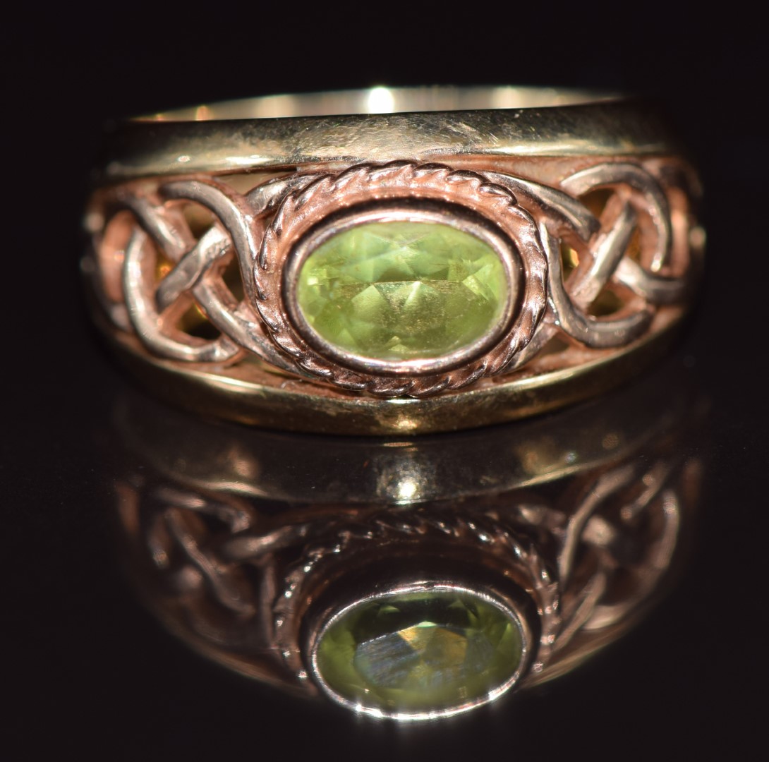 Clogau 9ct gold ring set with peridot with pierced Celtic shoulders, 5.3g, size M