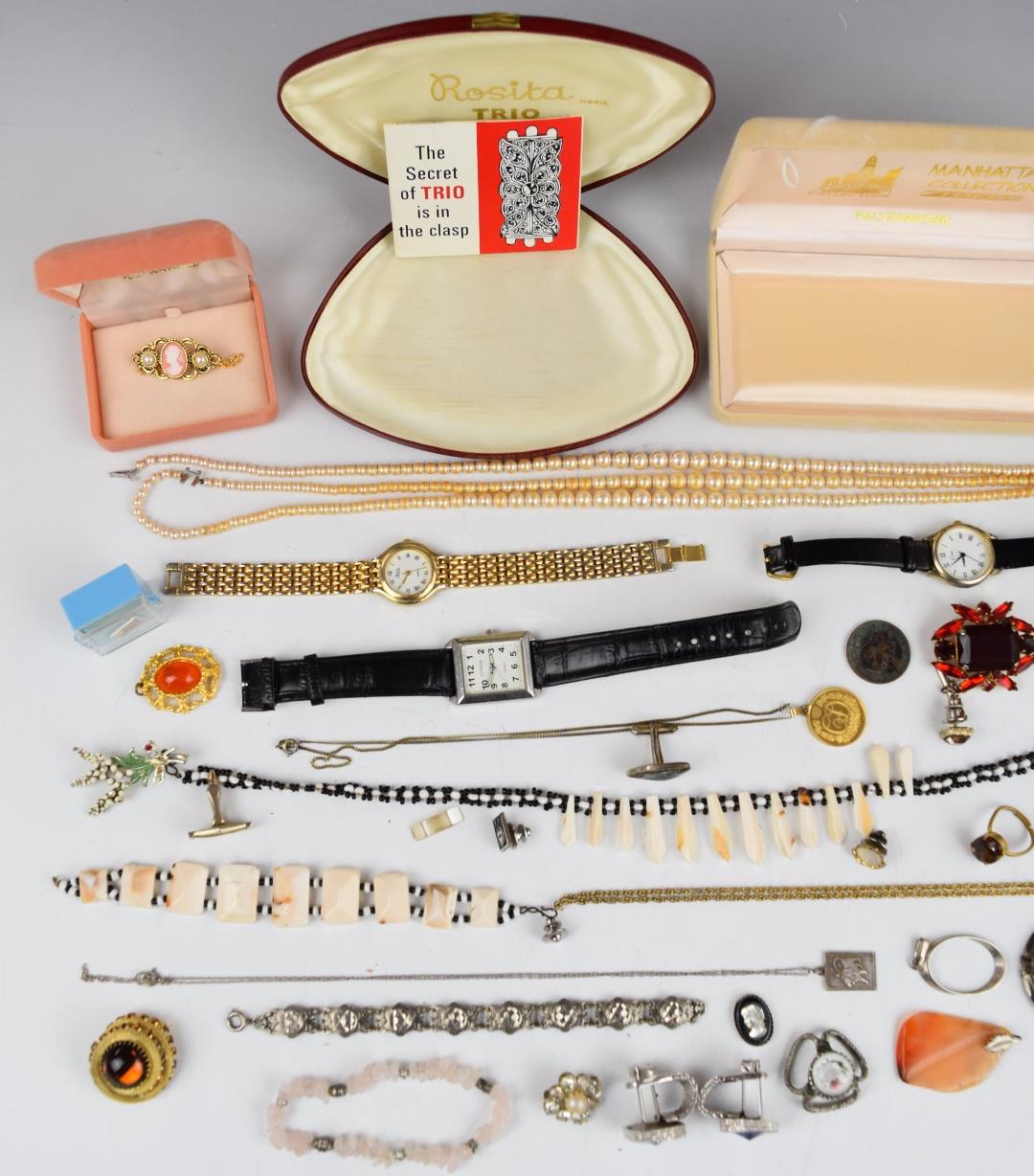 A collection of jewellery including vintage brooches, Exquisite brooches, yellow metal chain, silver - Image 2 of 3