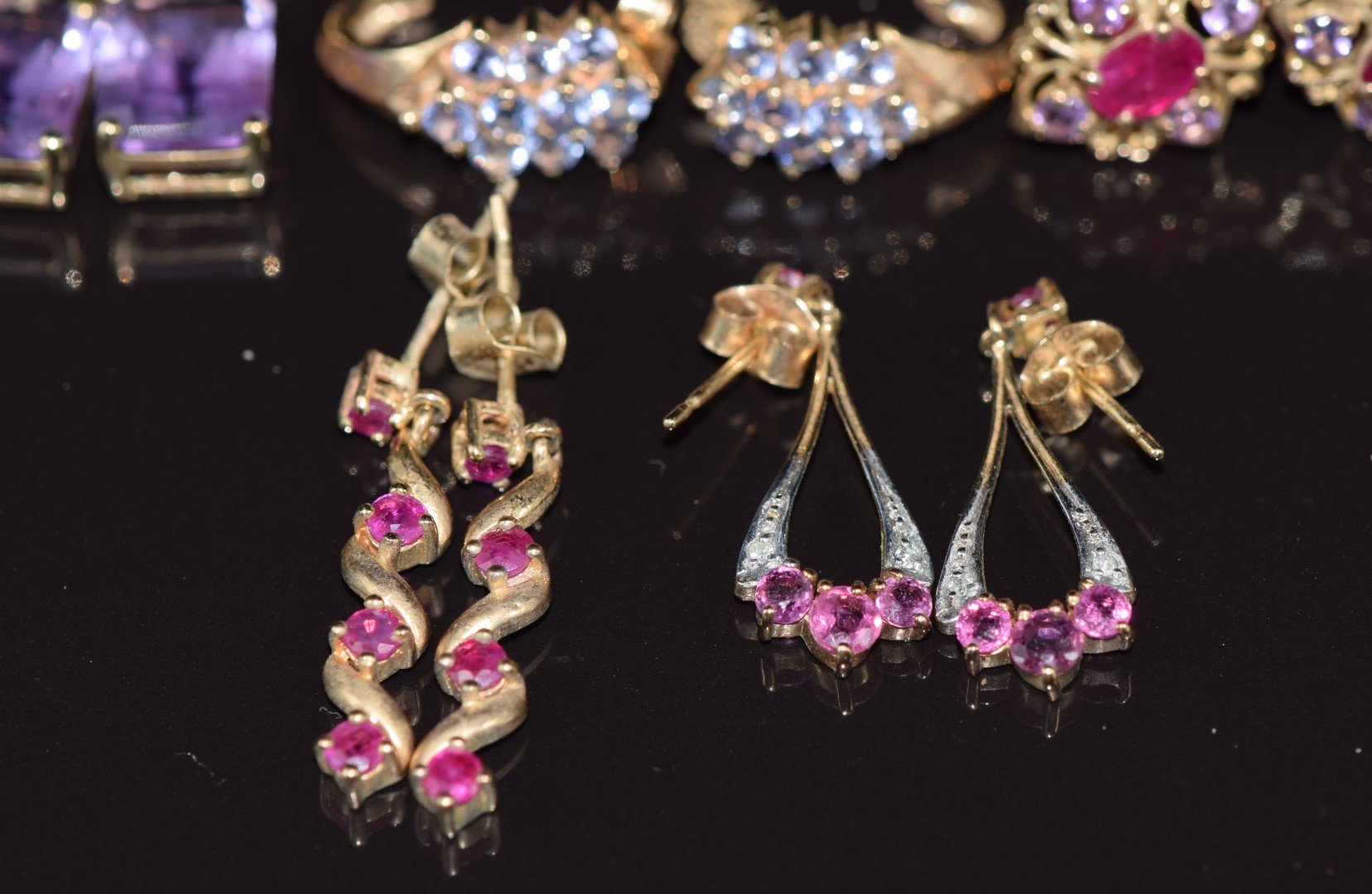 Five pairs of 9ct gold earrings set with amethysts, rubies, and tanzanites, 12.3g - Image 4 of 5