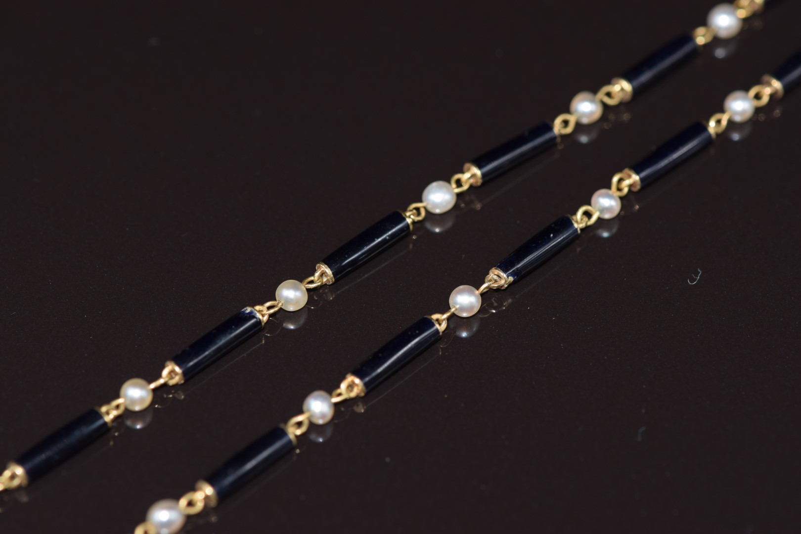 Victorian 9ct gold chain made up of alternating natural pearls and black enamel barrel links, 9.