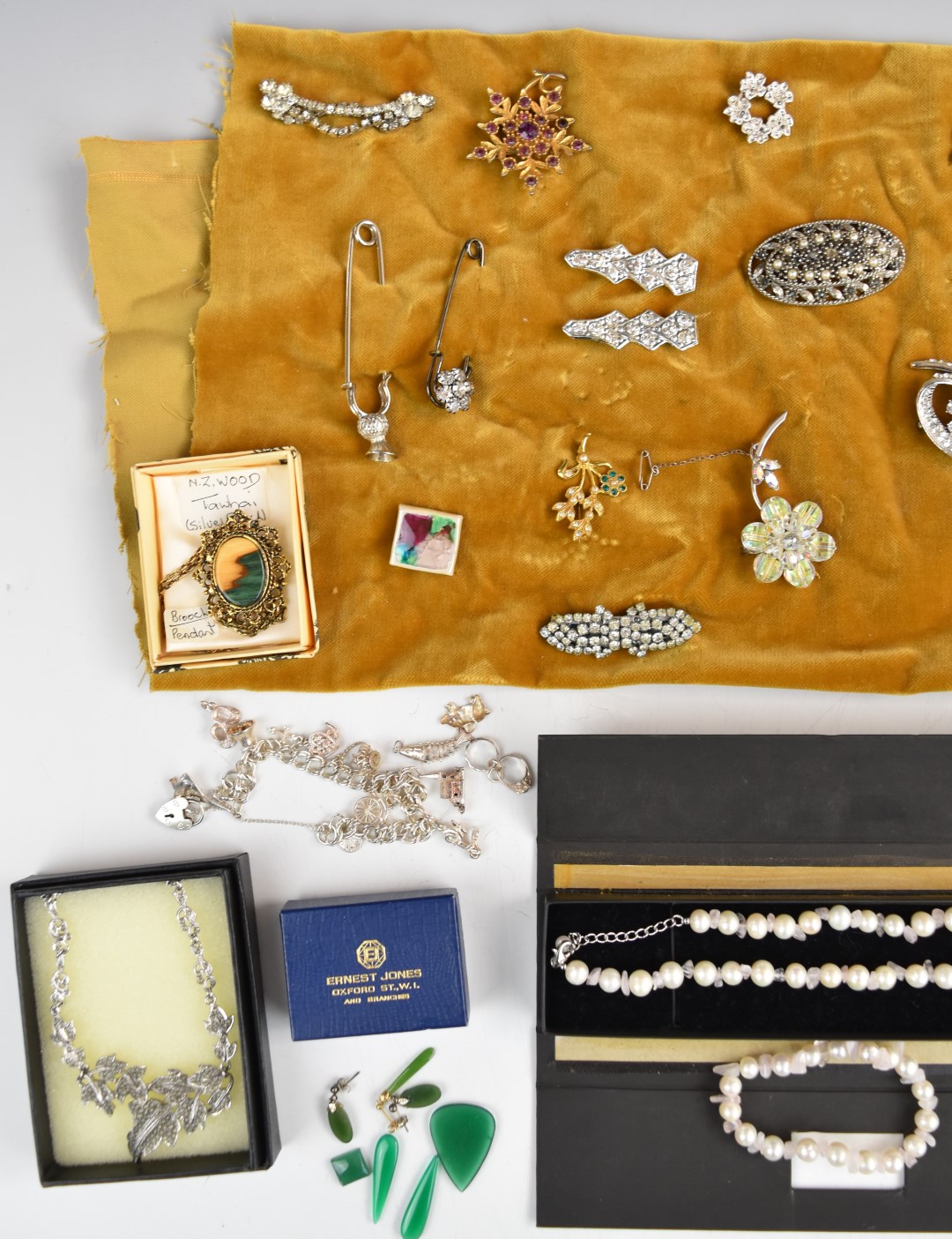 A collection of jewellery including vintage brooches, 9ct gold horseshoe pendant set with a pearl on - Image 2 of 3