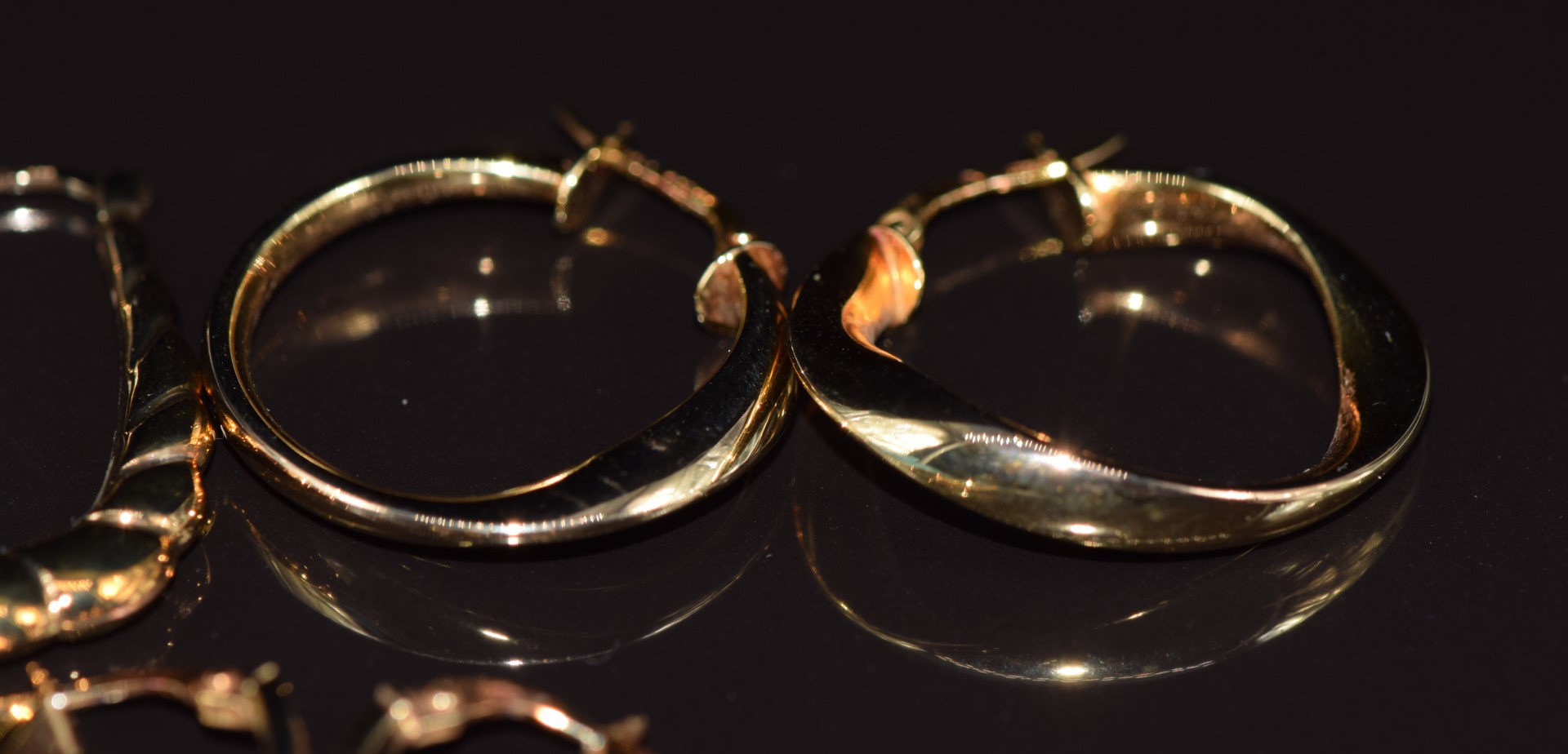 Three pairs of 9ct gold hoop earrings, 4.7g - Image 2 of 3