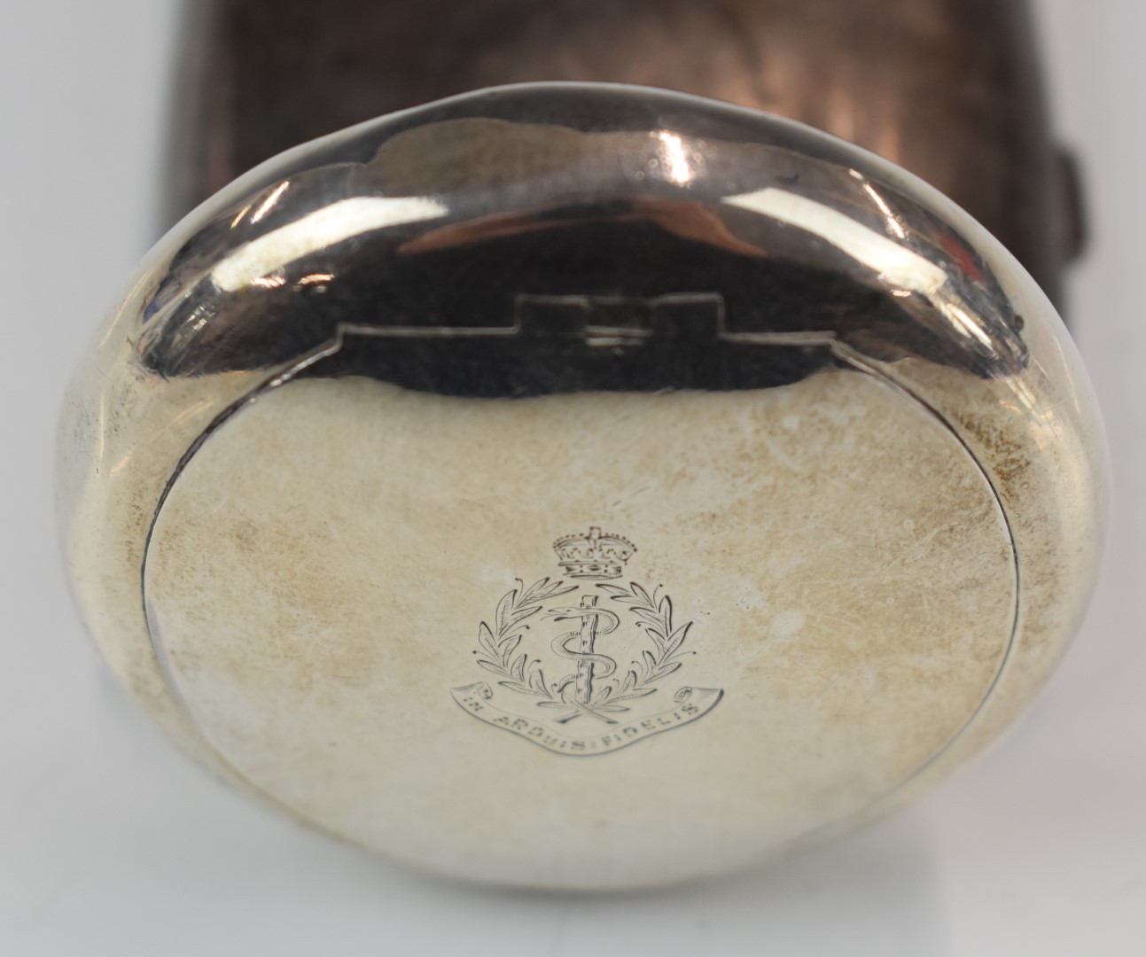 George V hallmarked silver squeeze to open snuff box, Birmingham 1911, maker Robert Pringle & - Image 3 of 6
