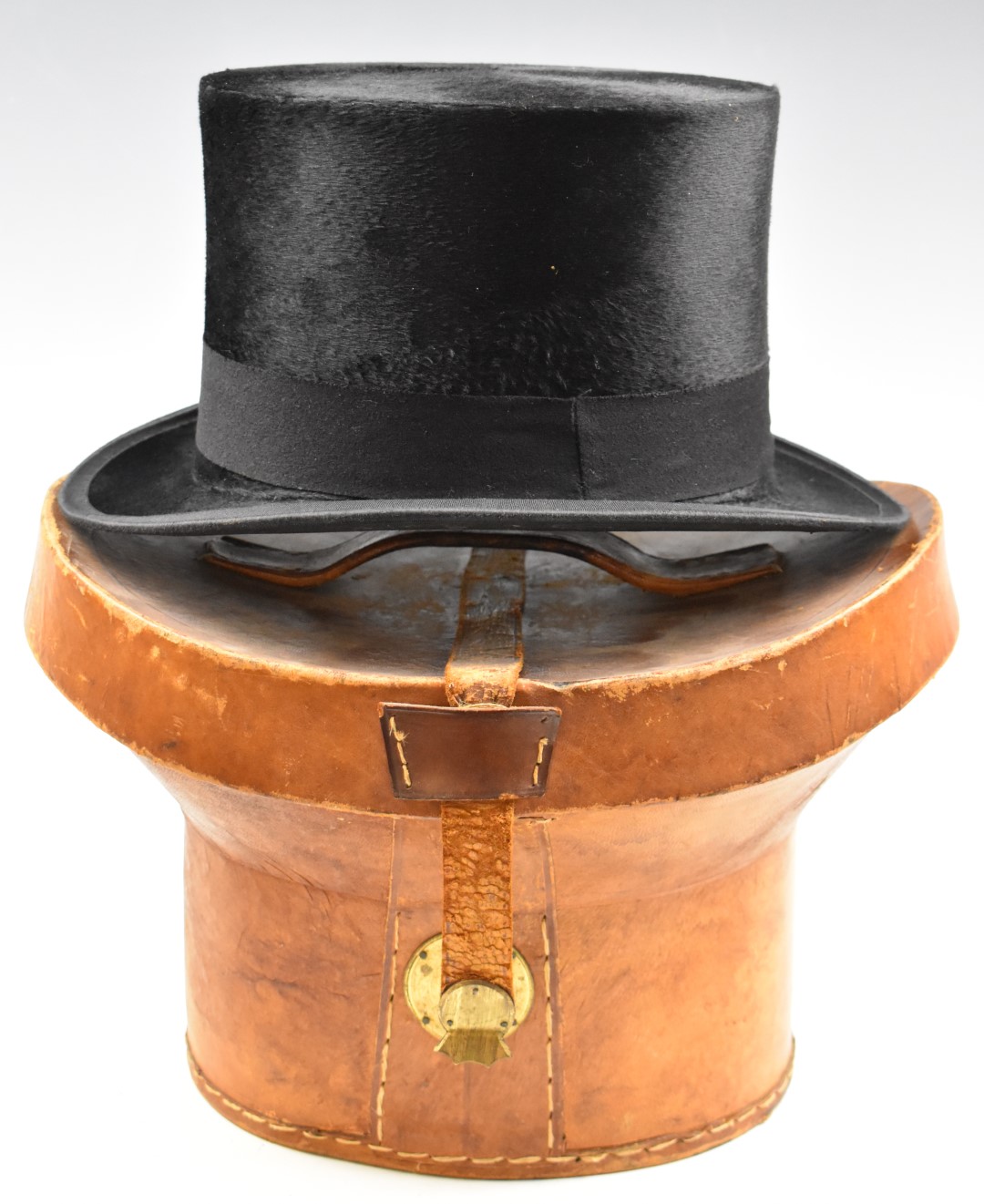 Vintage Christys' silk top hat leather box with keys - Image 2 of 8