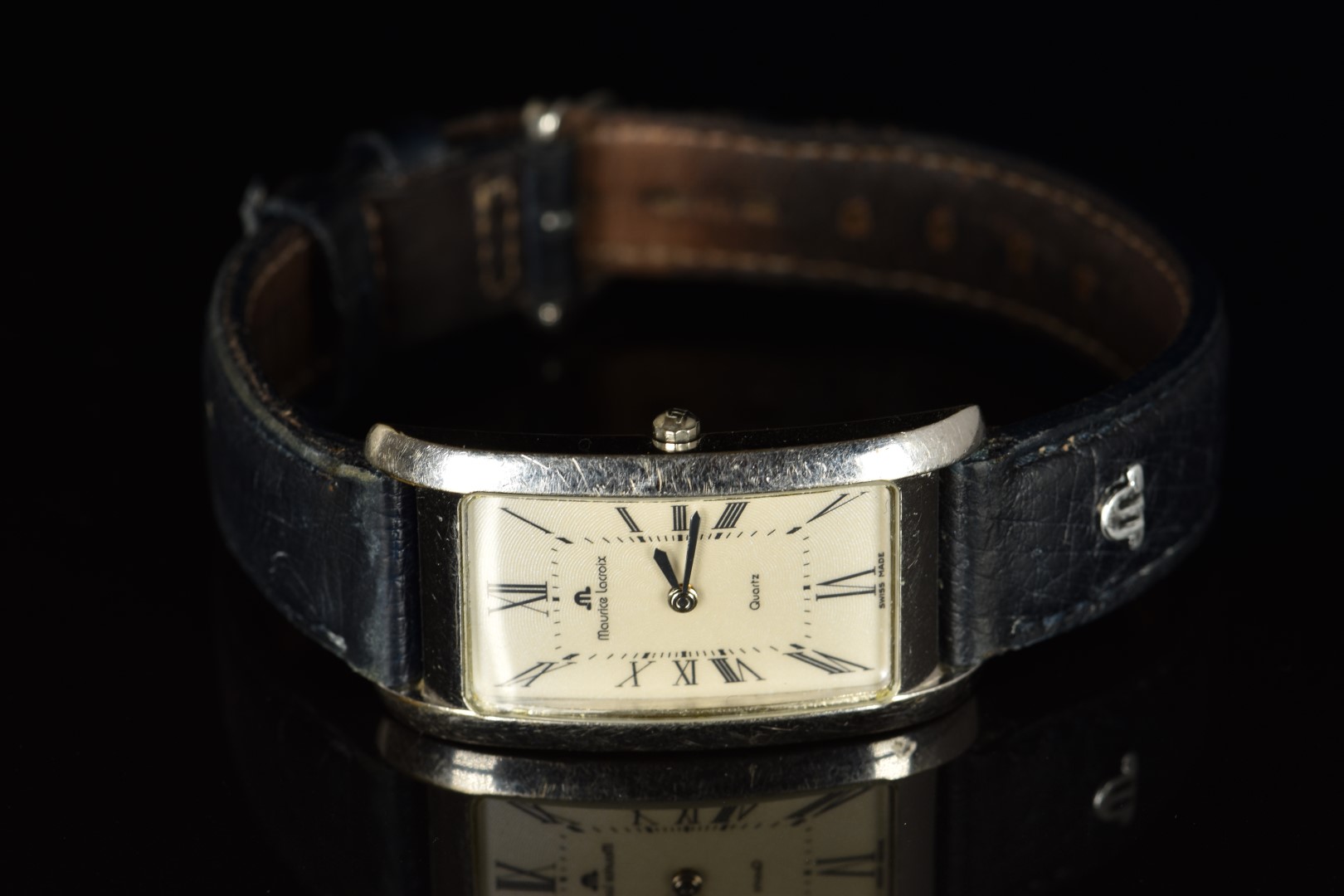 Maurice Lacroix gentleman's wristwatch ref. 47495 with black hands and Roman numerals, guilloché