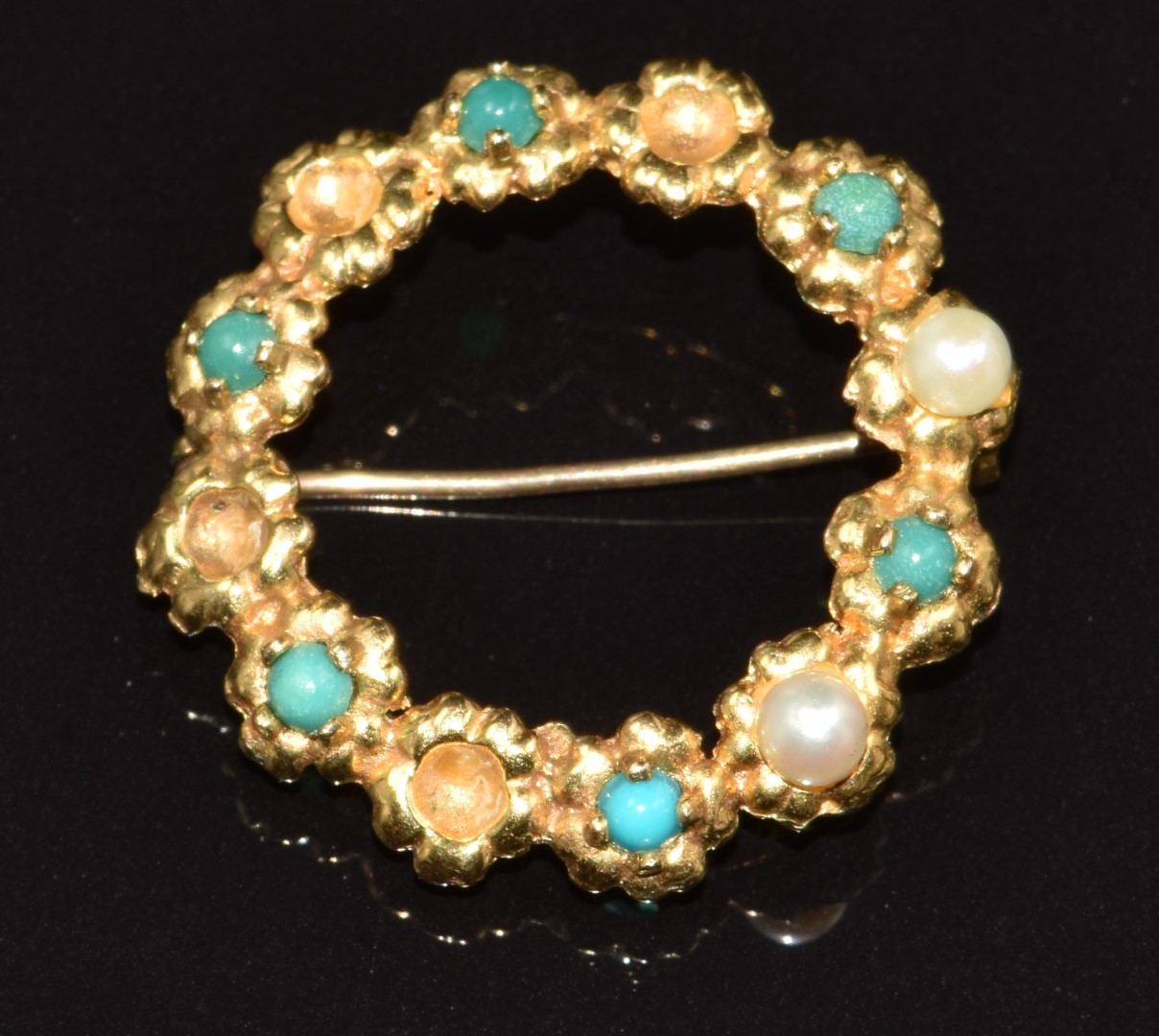 A 9ct gold brooch set with turquoise and pearls, a pair of 9ct gold earrings (4.4g) and two single - Image 3 of 5