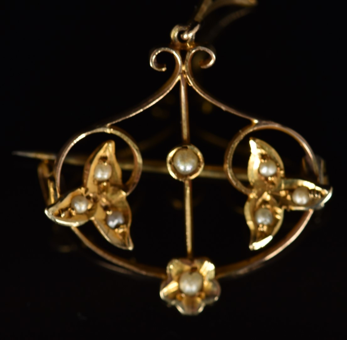 Four Edwardian 9ct gold brooches set with amethysts and seed pearls, 9.4g - Image 3 of 5