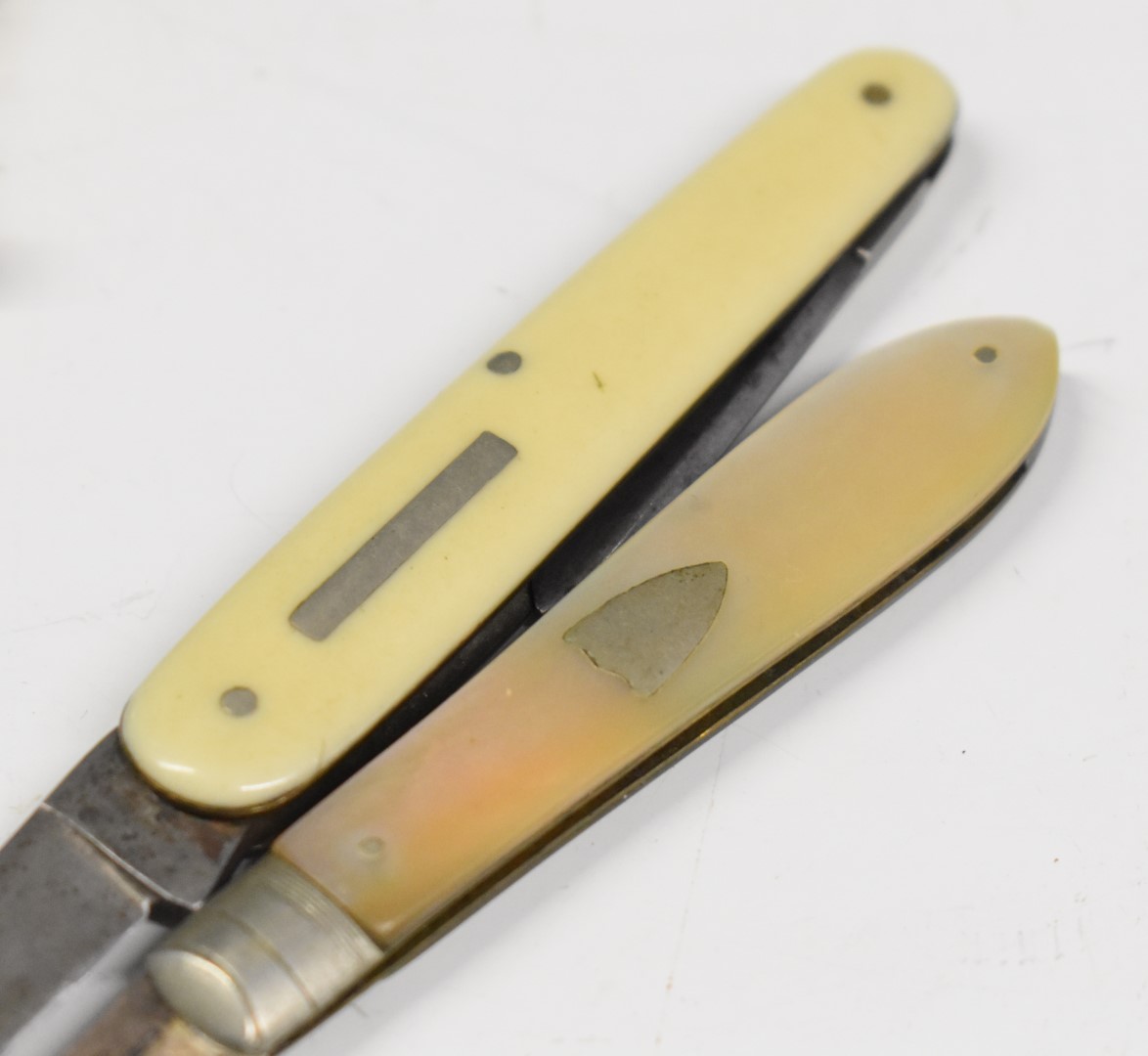 Collectables to include two hallmarked silver bladed and four further folding knives, some with - Image 8 of 10