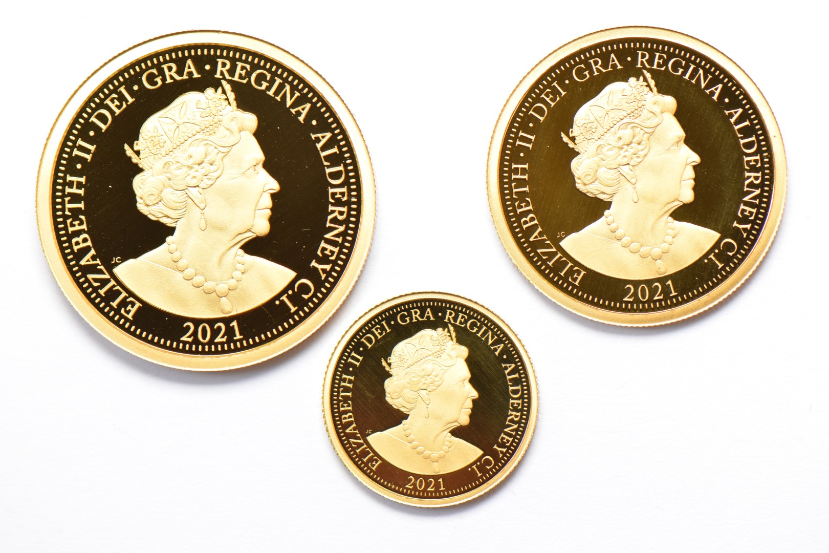Hattons of London 2021 three coin proof gold sovereign set commemorating Queen Elizabeth II 95th - Image 3 of 4