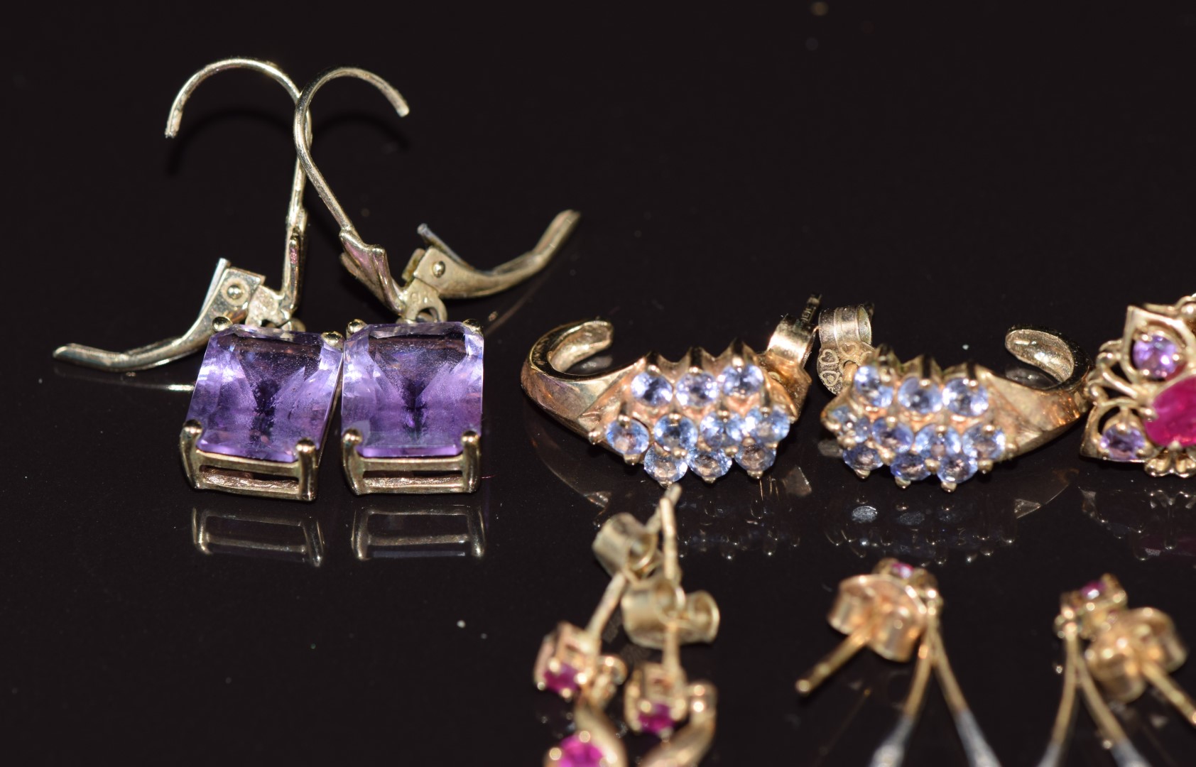 Five pairs of 9ct gold earrings set with amethysts, rubies, and tanzanites, 12.3g - Image 3 of 5
