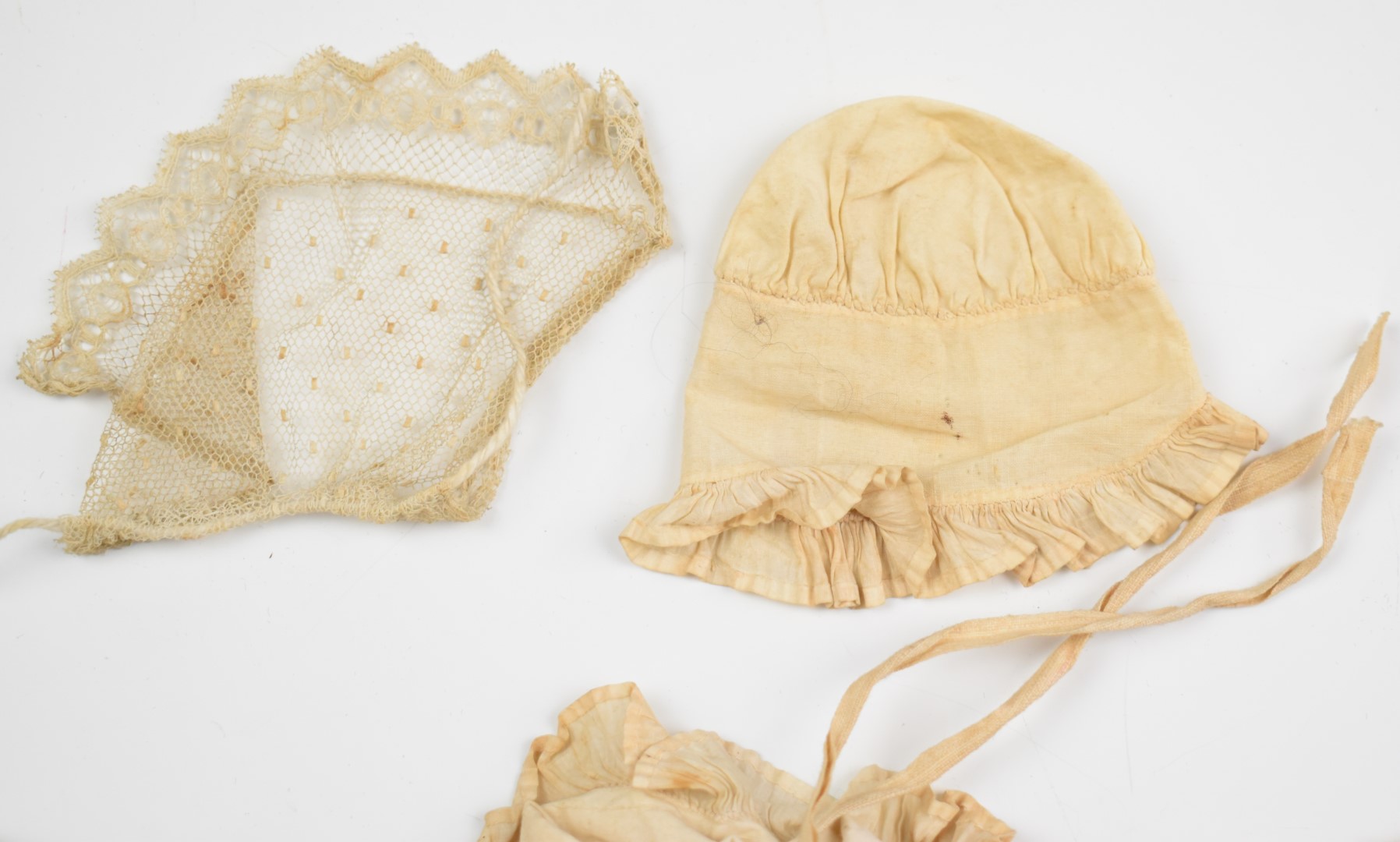 18th/19thC silk doll's dress and bonnet with ruffed trim to cuffs and neckline, length 30cm - Image 7 of 10