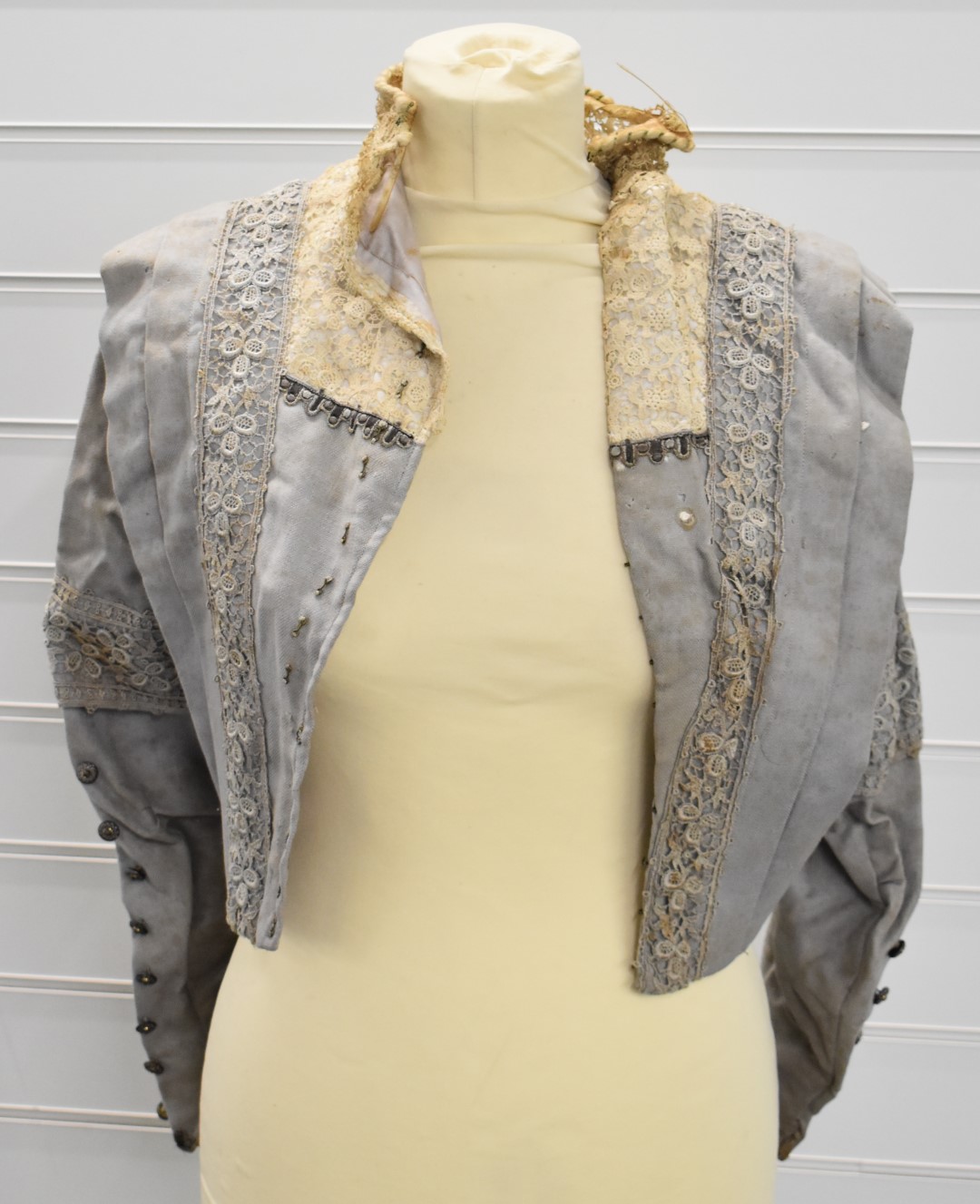 Victorian silk jacket with lace collar and trim, size small - Image 2 of 16