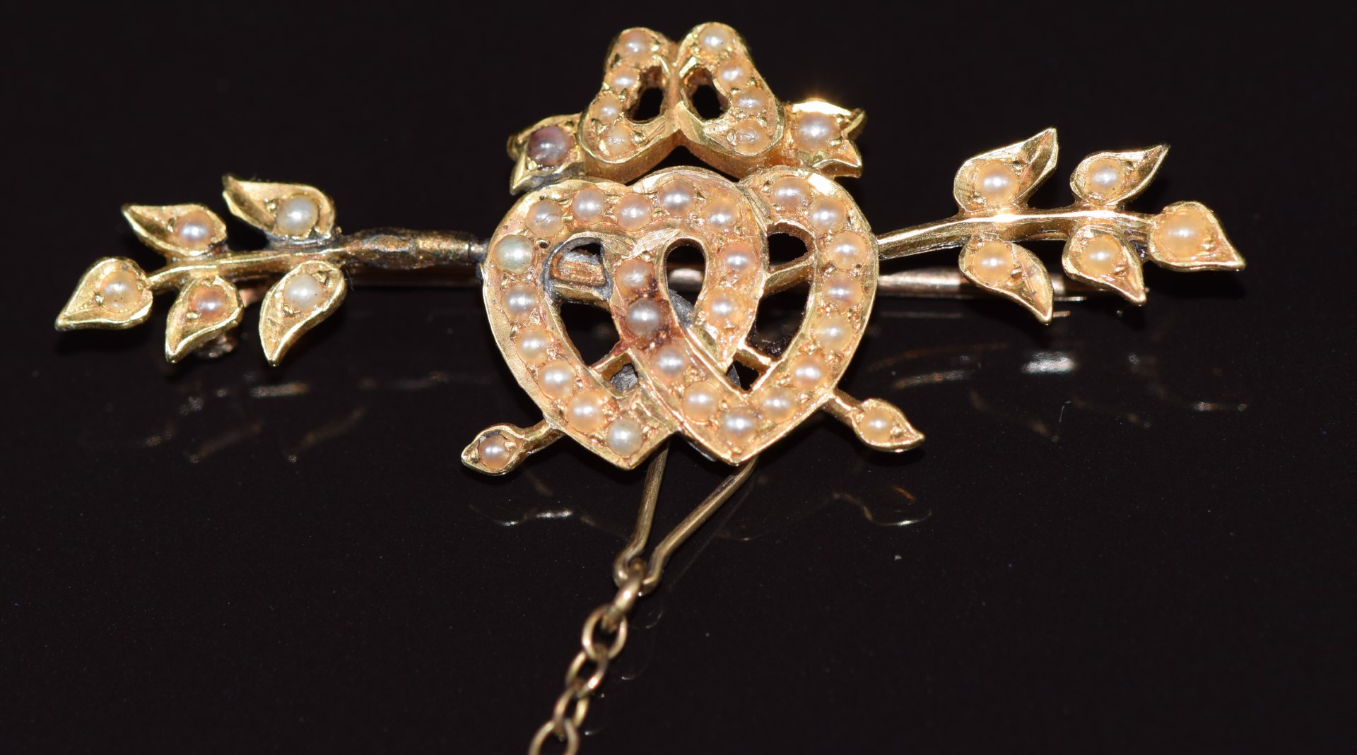 Edwardian 9ct gold brooch set with seed pearls in heart design, 4.7g 4.5x1.7