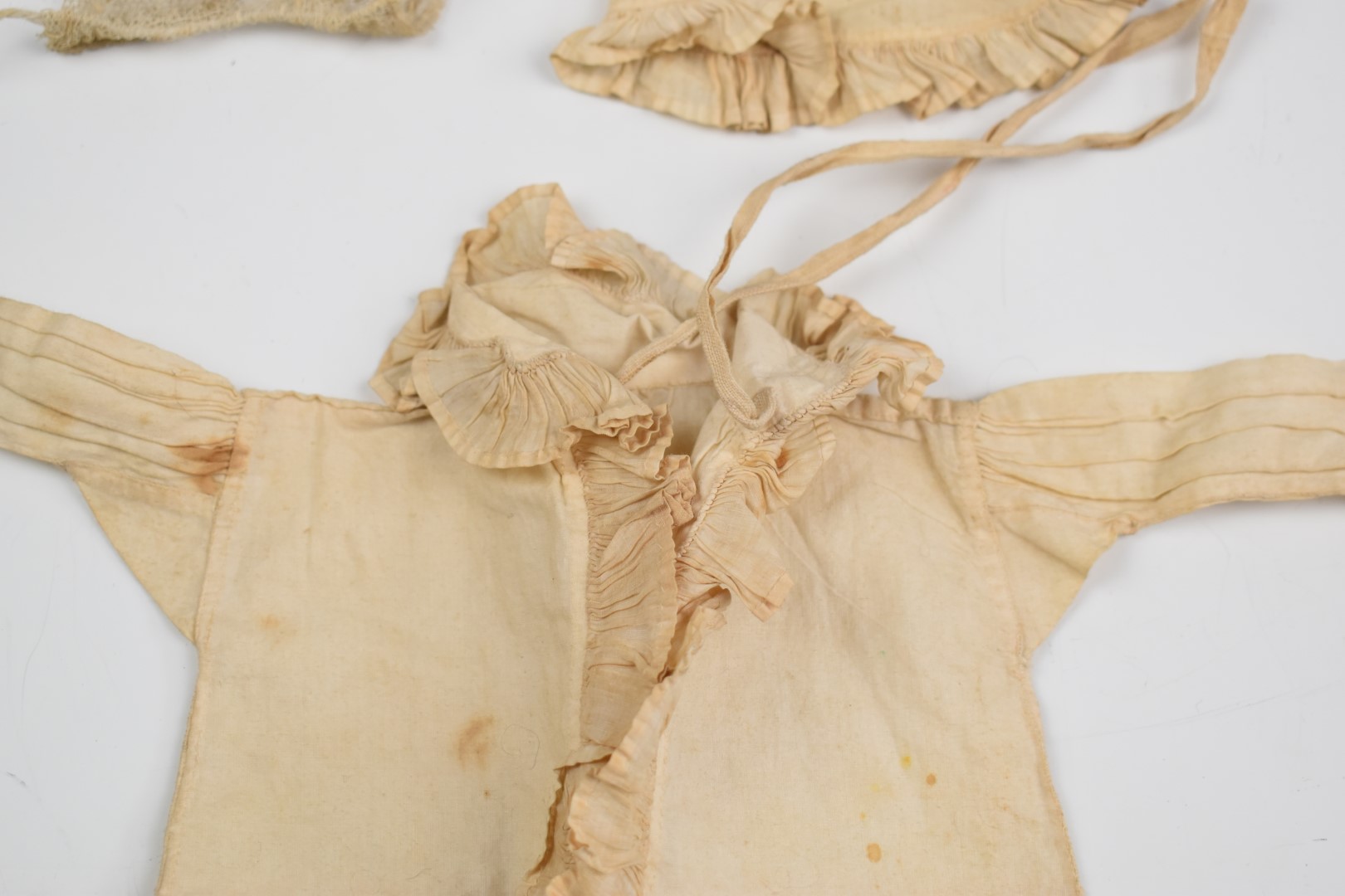 18th/19thC silk doll's dress and bonnet with ruffed trim to cuffs and neckline, length 30cm - Image 3 of 10