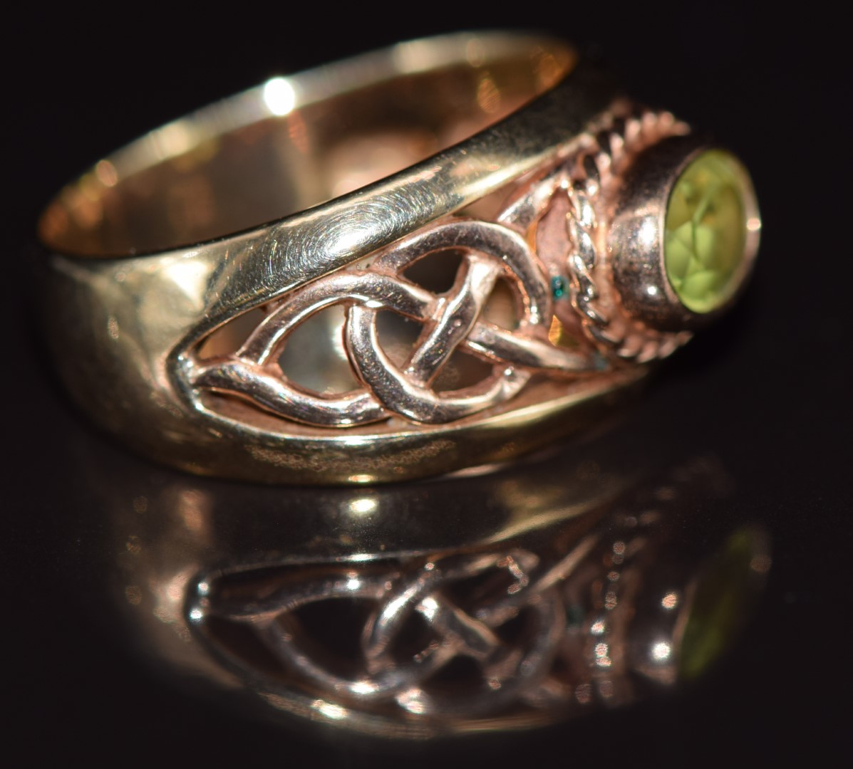 Clogau 9ct gold ring set with peridot with pierced Celtic shoulders, 5.3g, size M - Image 2 of 2