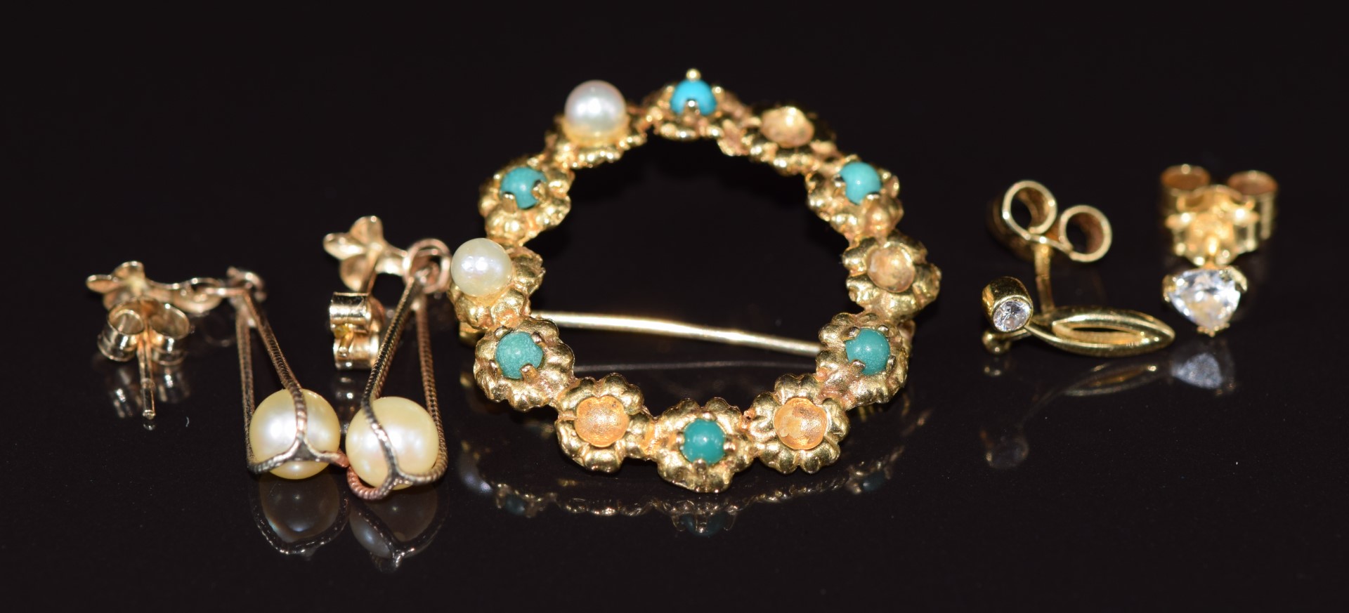 A 9ct gold brooch set with turquoise and pearls, a pair of 9ct gold earrings (4.4g) and two single