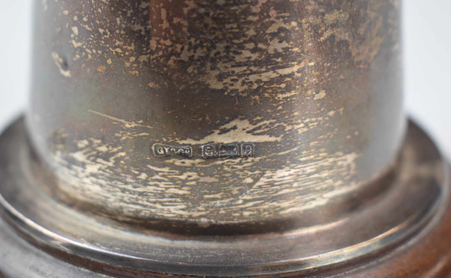 Edward VII hallmarked silver castle inkwell, on wooden base, Birmingham 1904, Grey & Co, diameter - Image 3 of 3