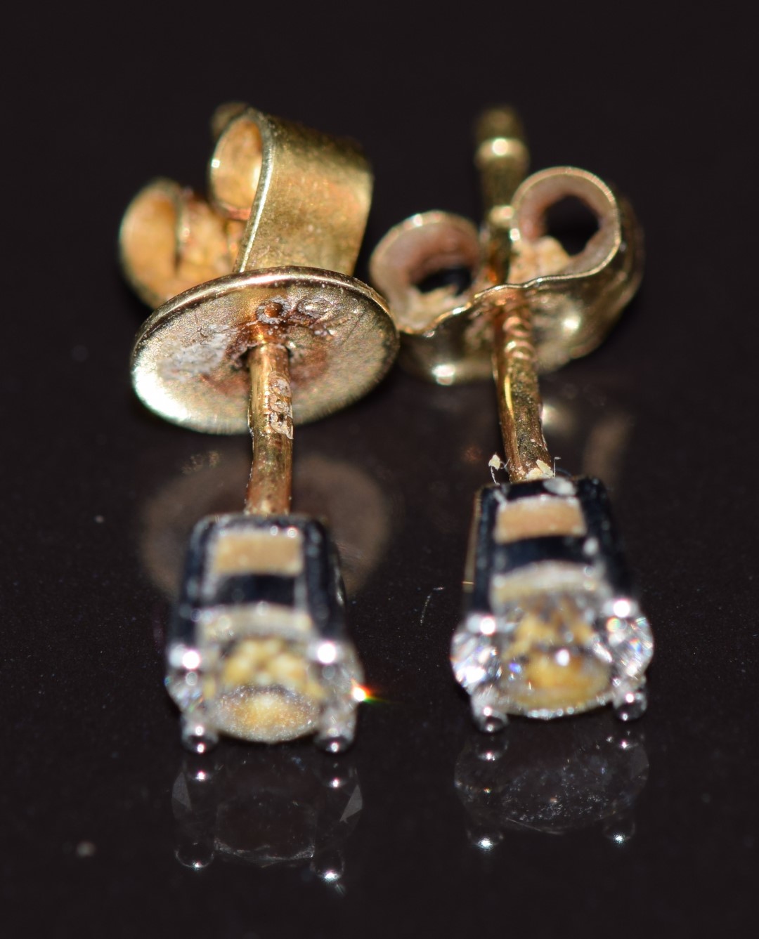 A pair of 18ct gold earrings set with a diamond of approximately 0.15ct to each, 0.8g 1.2cm - Image 2 of 2