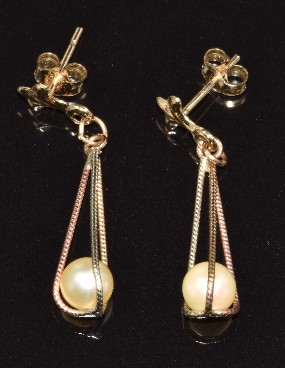 A 9ct gold brooch set with turquoise and pearls, a pair of 9ct gold earrings (4.4g) and two single - Image 4 of 5