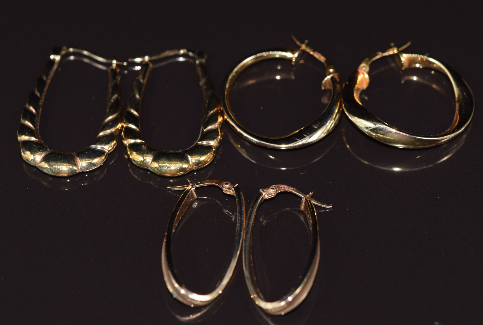 Three pairs of 9ct gold hoop earrings, 4.7g