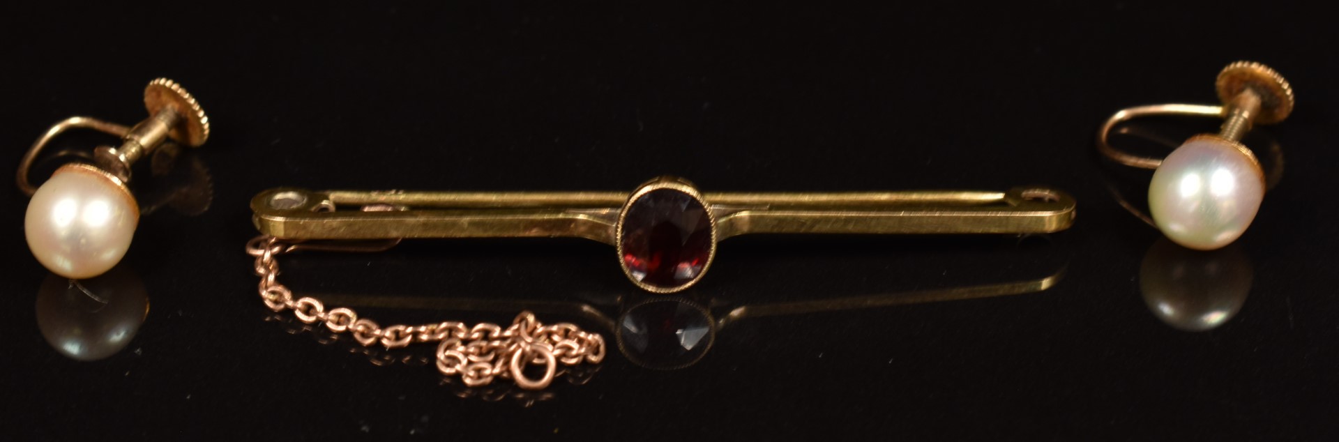 A 9ct gold pendant (1.6g), coral necklace, 9ct gold brooch set with a garnet, 9ct rose gold - Image 3 of 4