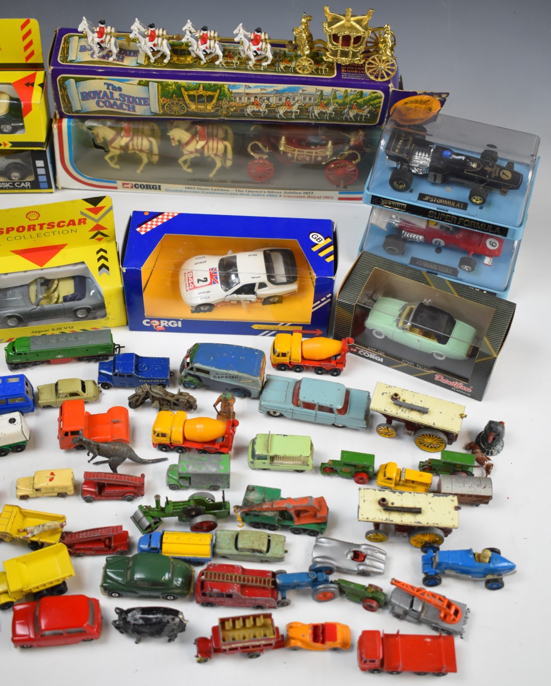 A collection of loose and boxed diecast model cars including Corgi, Dinky, Lesney Matchbox and - Image 4 of 7