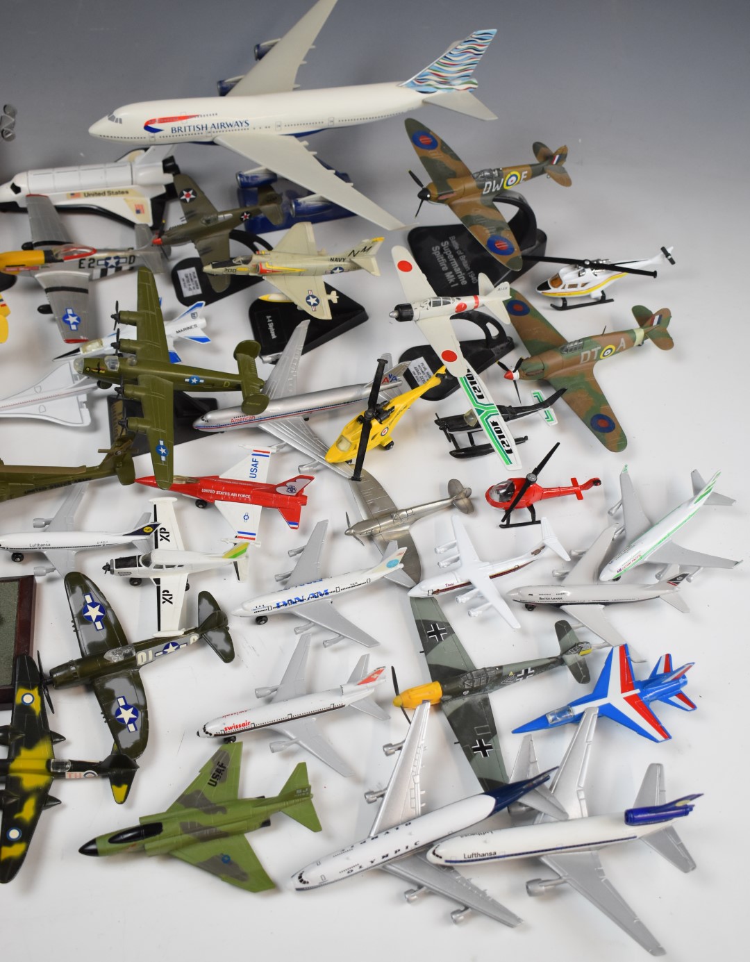 A collection of diecast and snap-fit model aircraft to include Matchbox, Corgi, Etrl etc - Image 4 of 10