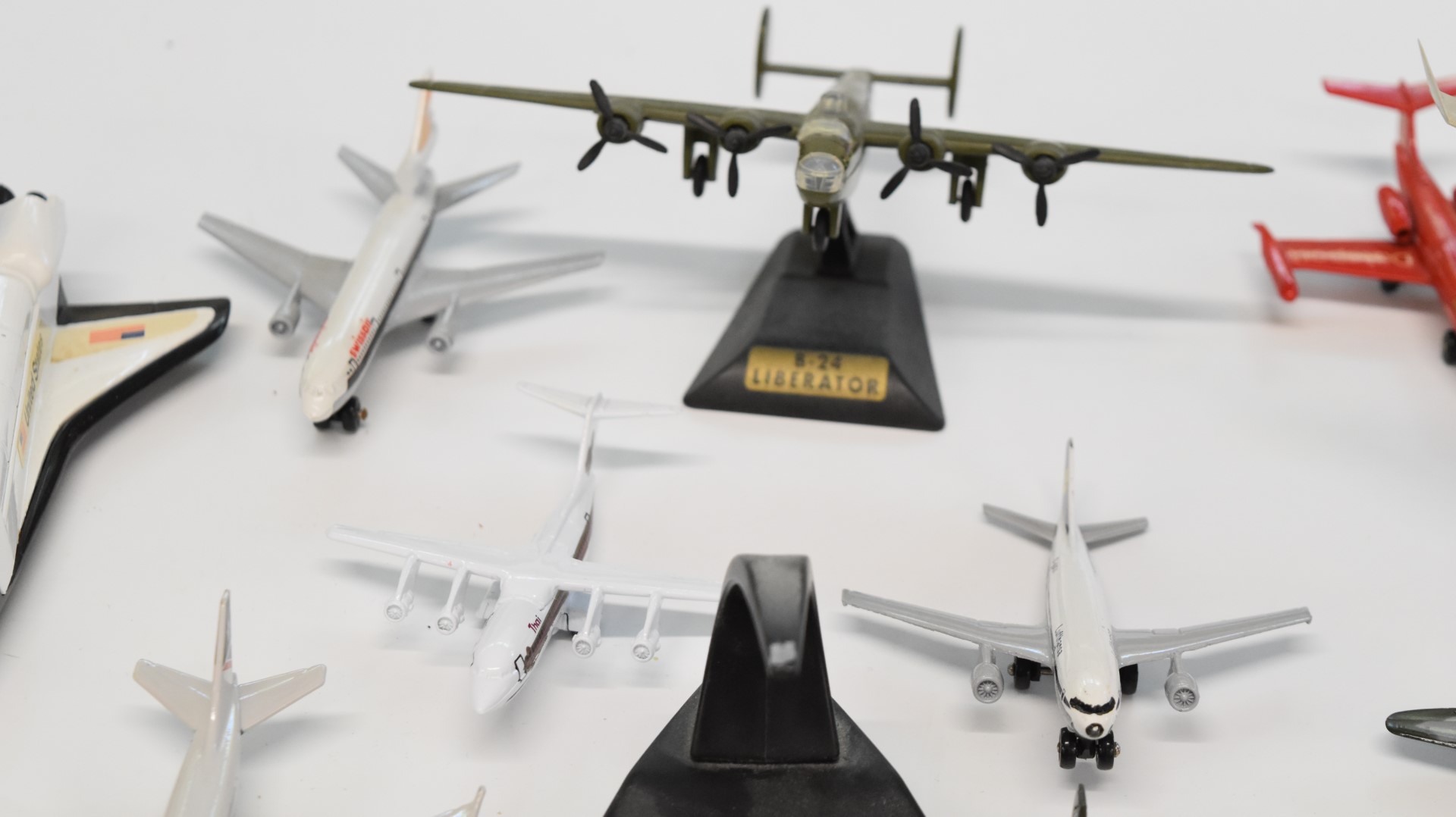 A collection of diecast and snap-fit model aircraft to include Matchbox, Corgi, Etrl etc - Image 9 of 10