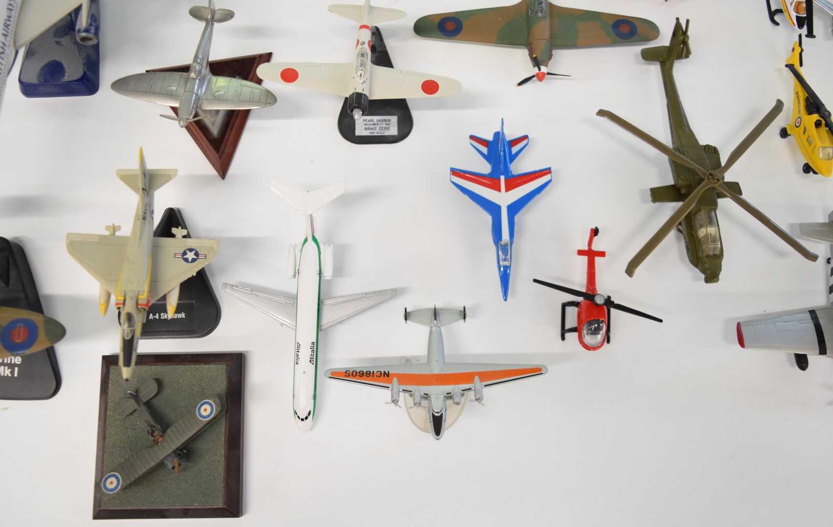 A collection of diecast and snap-fit model aircraft to include Matchbox, Corgi, Etrl etc - Image 5 of 10