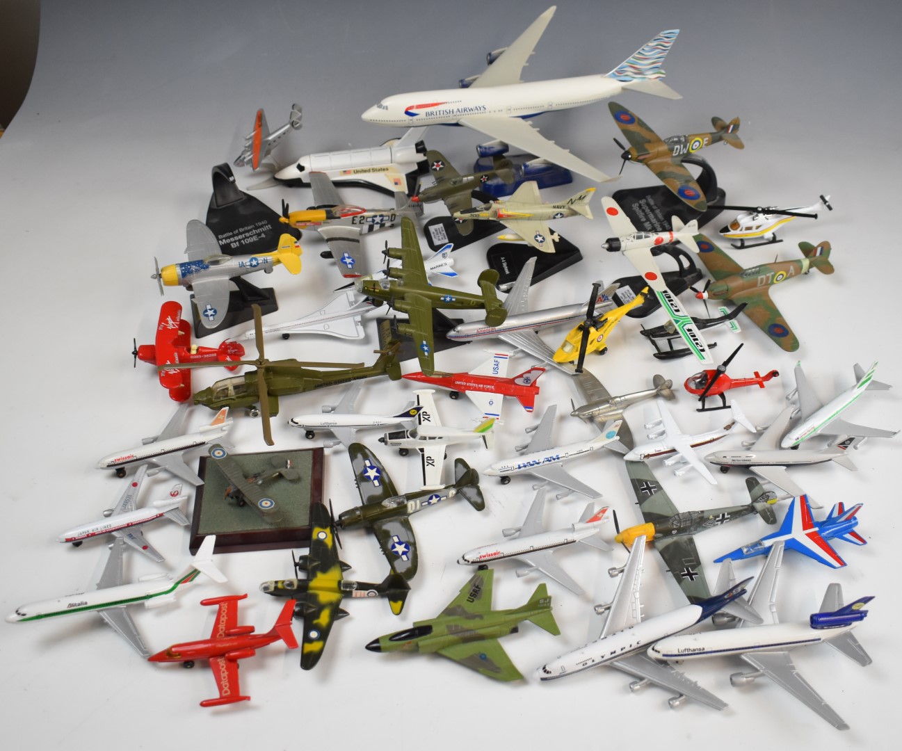 A collection of diecast and snap-fit model aircraft to include Matchbox, Corgi, Etrl etc - Image 2 of 10