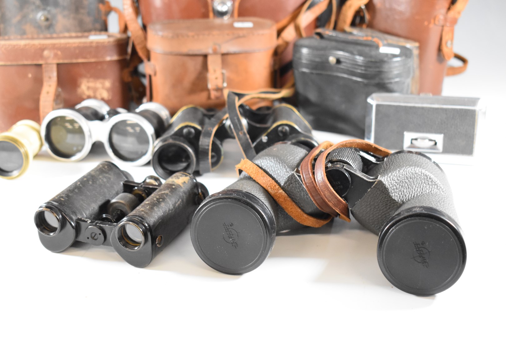 Eight various pairs of binoculars to include Swift 8.5 x 44, Dollond opera or horse glasses, bone - Image 4 of 11