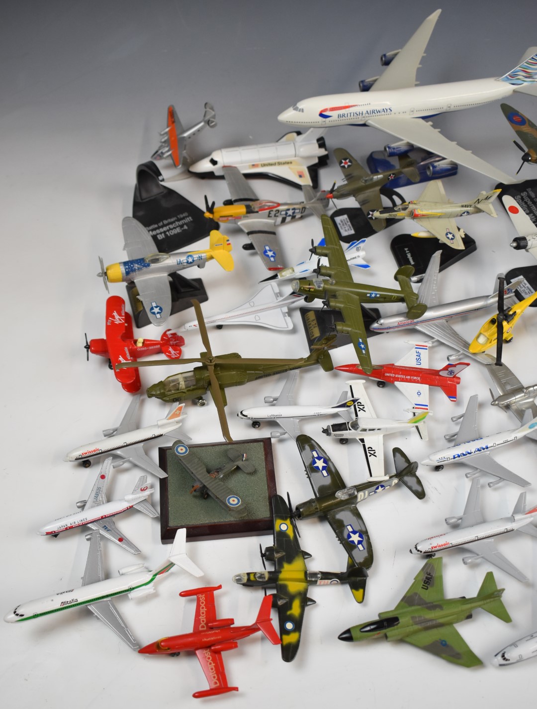 A collection of diecast and snap-fit model aircraft to include Matchbox, Corgi, Etrl etc - Image 3 of 10