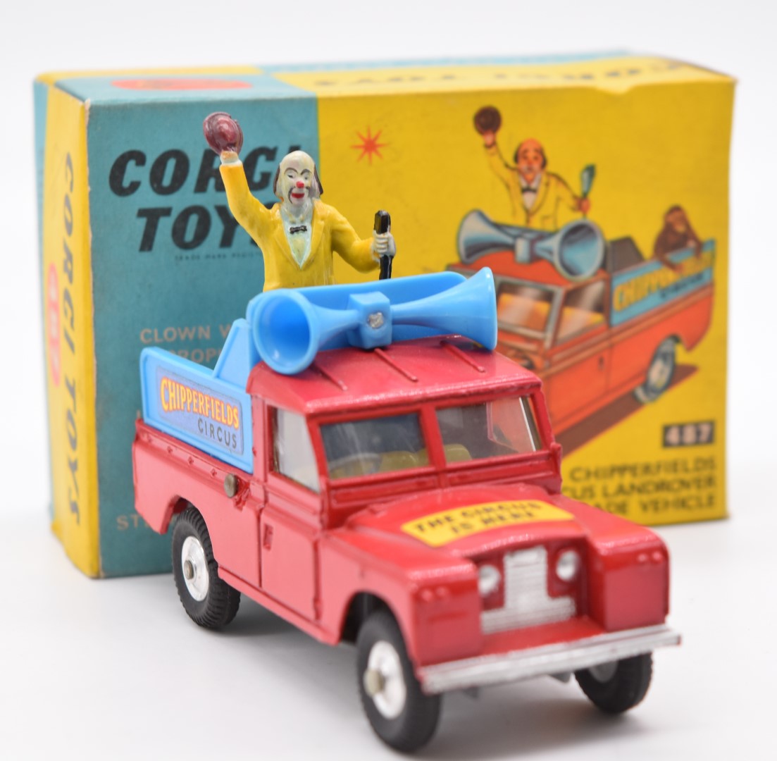 Corgi Toys diecast model Chipperfields Circus Landrover Parade Vehicle with red body, lemon - Image 4 of 4